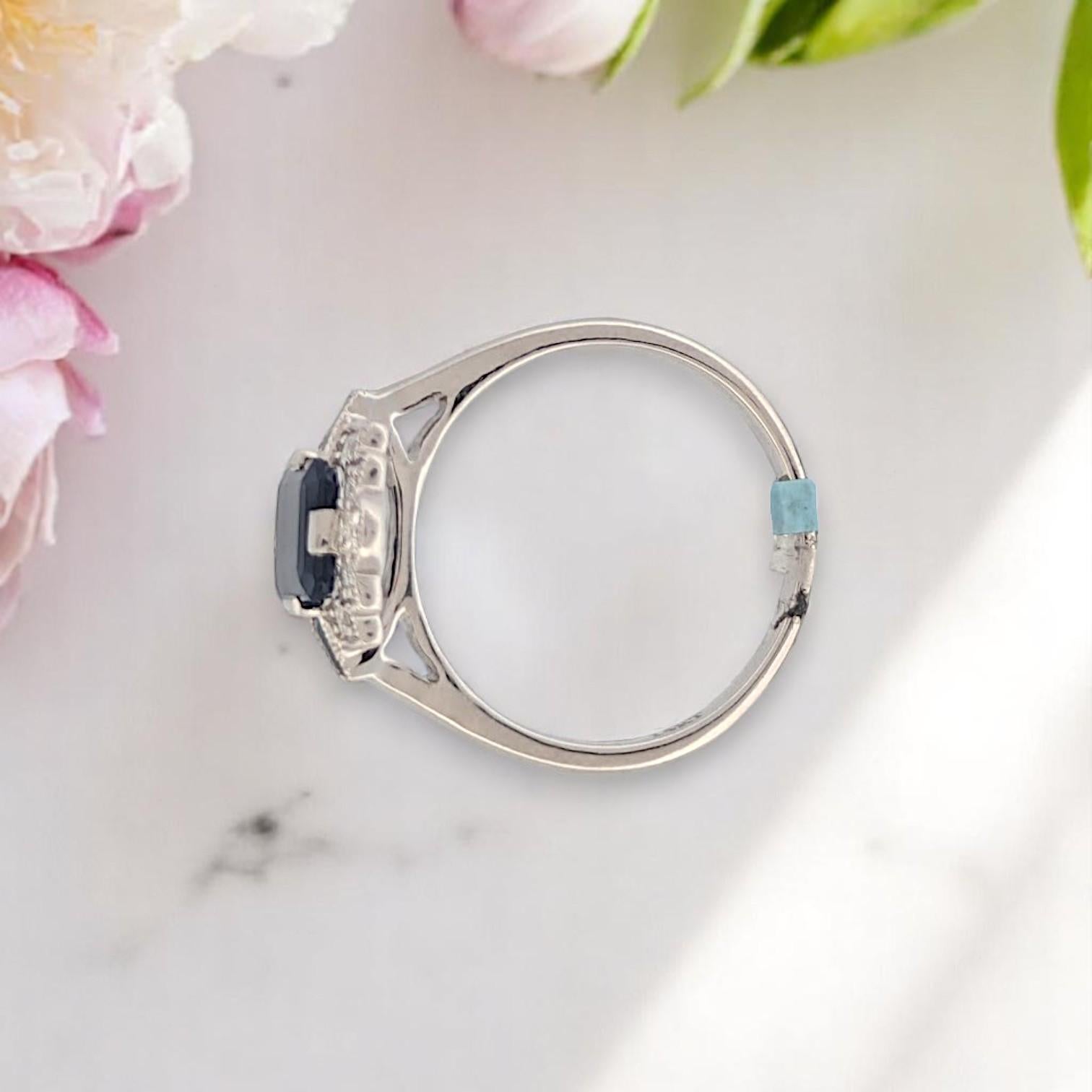Briar Rose Ring  14K Weißgold mit 1,84ctw Smaragdschliff Saphiren Größe 7 im Zustand „Neu“ im Angebot in Greeneville, TN