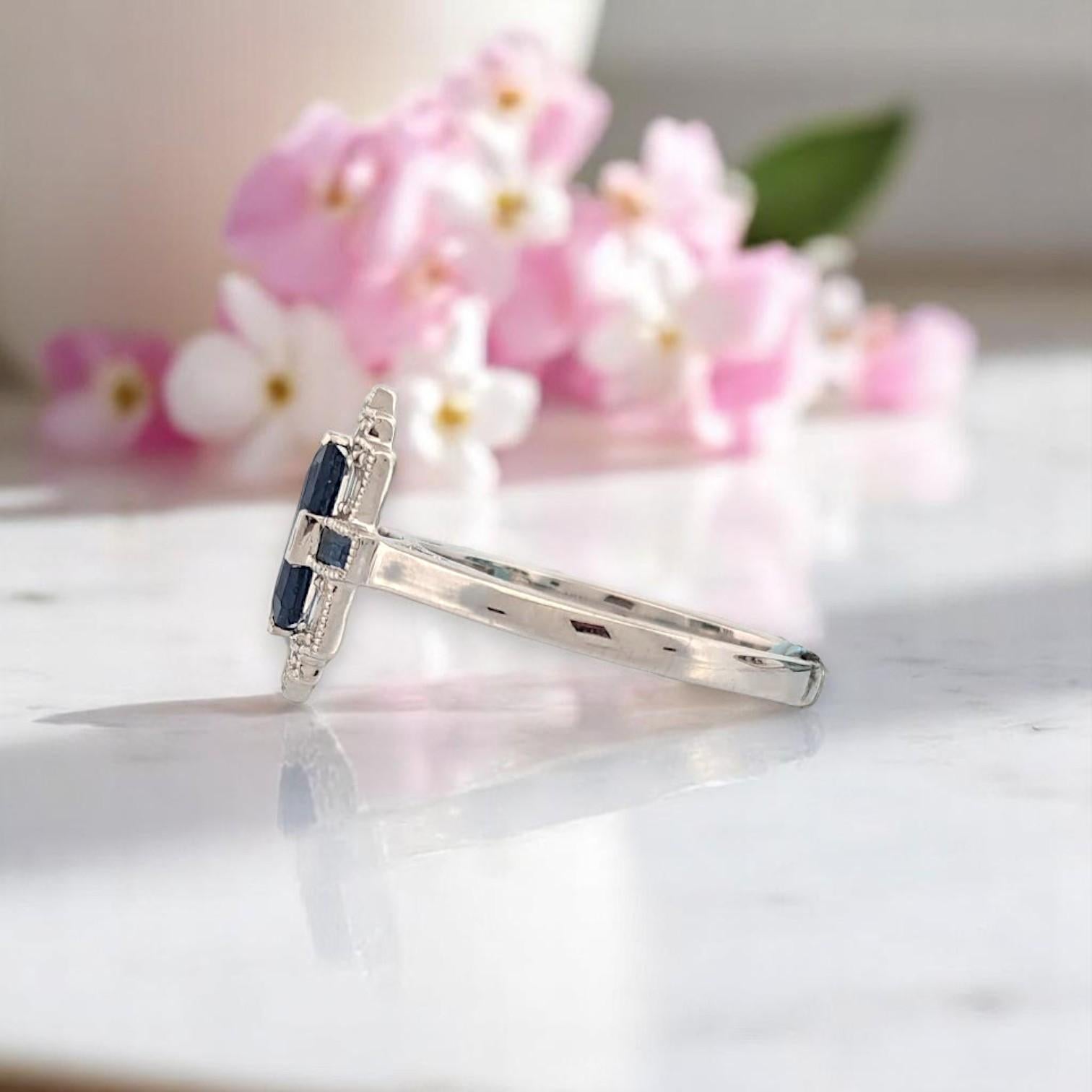 Briar Rose Ring  14K Weißgold mit 1,84ctw Smaragdschliff Saphiren Größe 7 Damen im Angebot