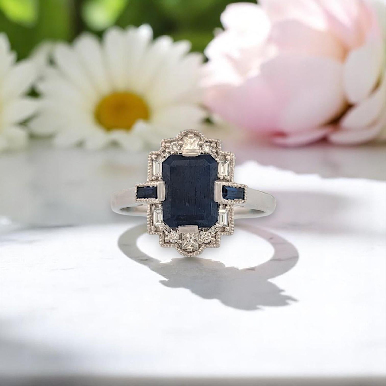 Briar Rose Ring  14K Weißgold mit 1,84ctw Smaragdschliff Saphiren Größe 7 im Angebot 1