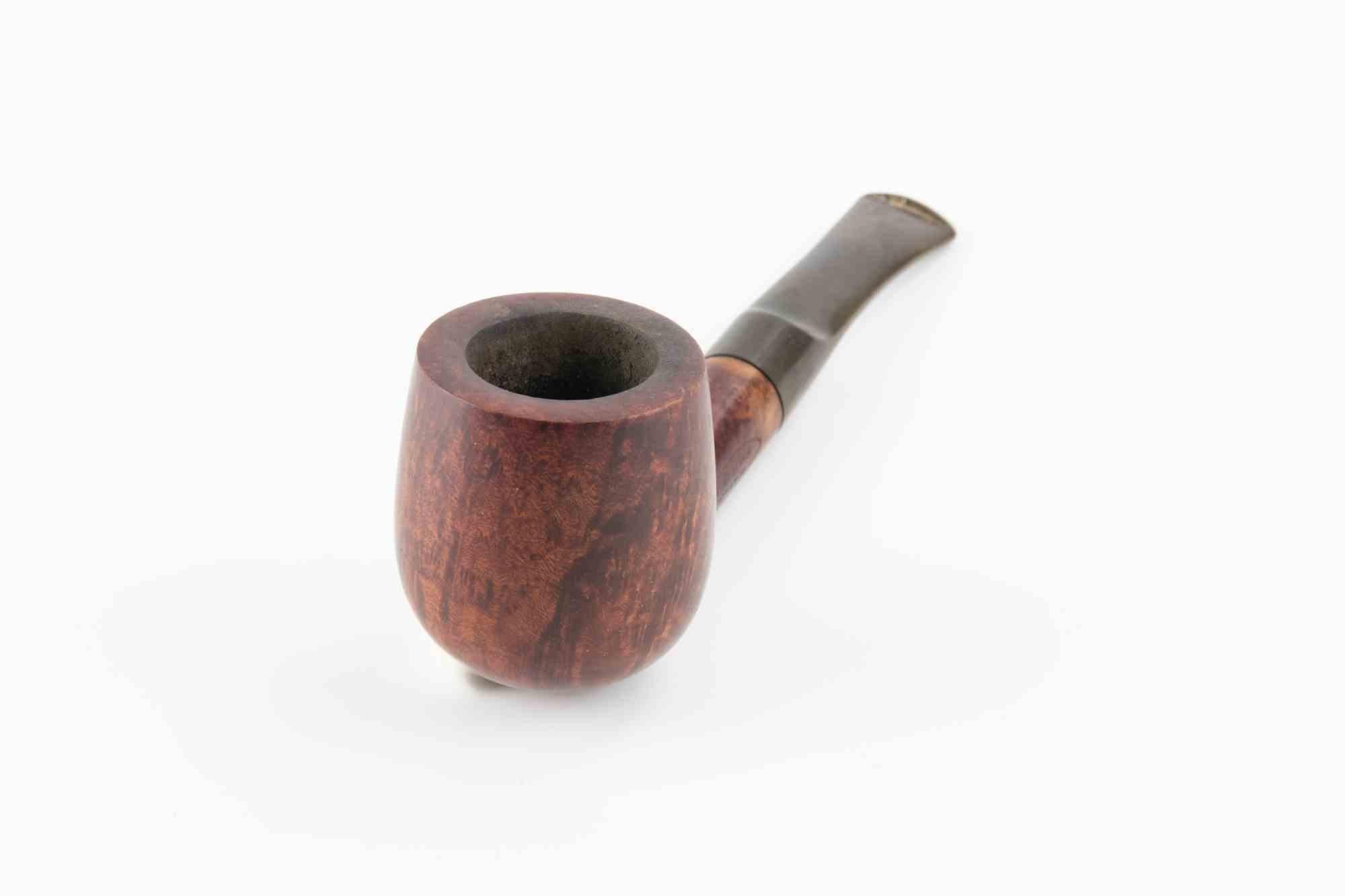 Pipe à fumer traditionnelle en bois de bruyère de forme droite, avec un bol cylindrique et une surface lisse et polie révélant un grain chaud de couleur brun-rouge. La tige est estampillée ADS en 1980 à côté d'un emblème floral, marquant ainsi sa