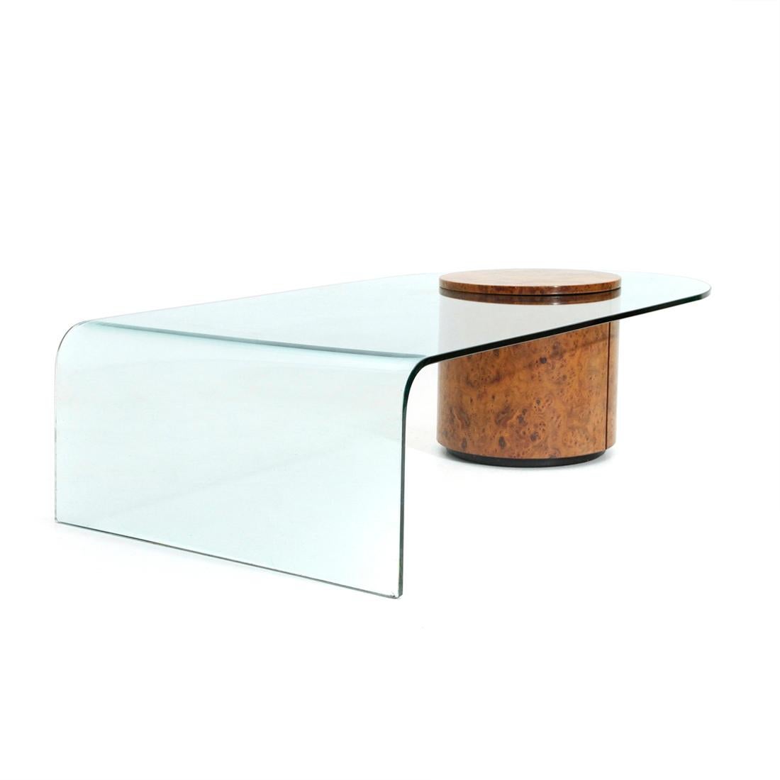 Italian-made coffee table produced in the 1990s by Fratelli Longhi, design by Roberto Volonterio and Cesare Benedetti.
Curved transparent glass top.
Base in black lacquered wood and burl veneer with lid. Interior lined in mirror cards.
Structure