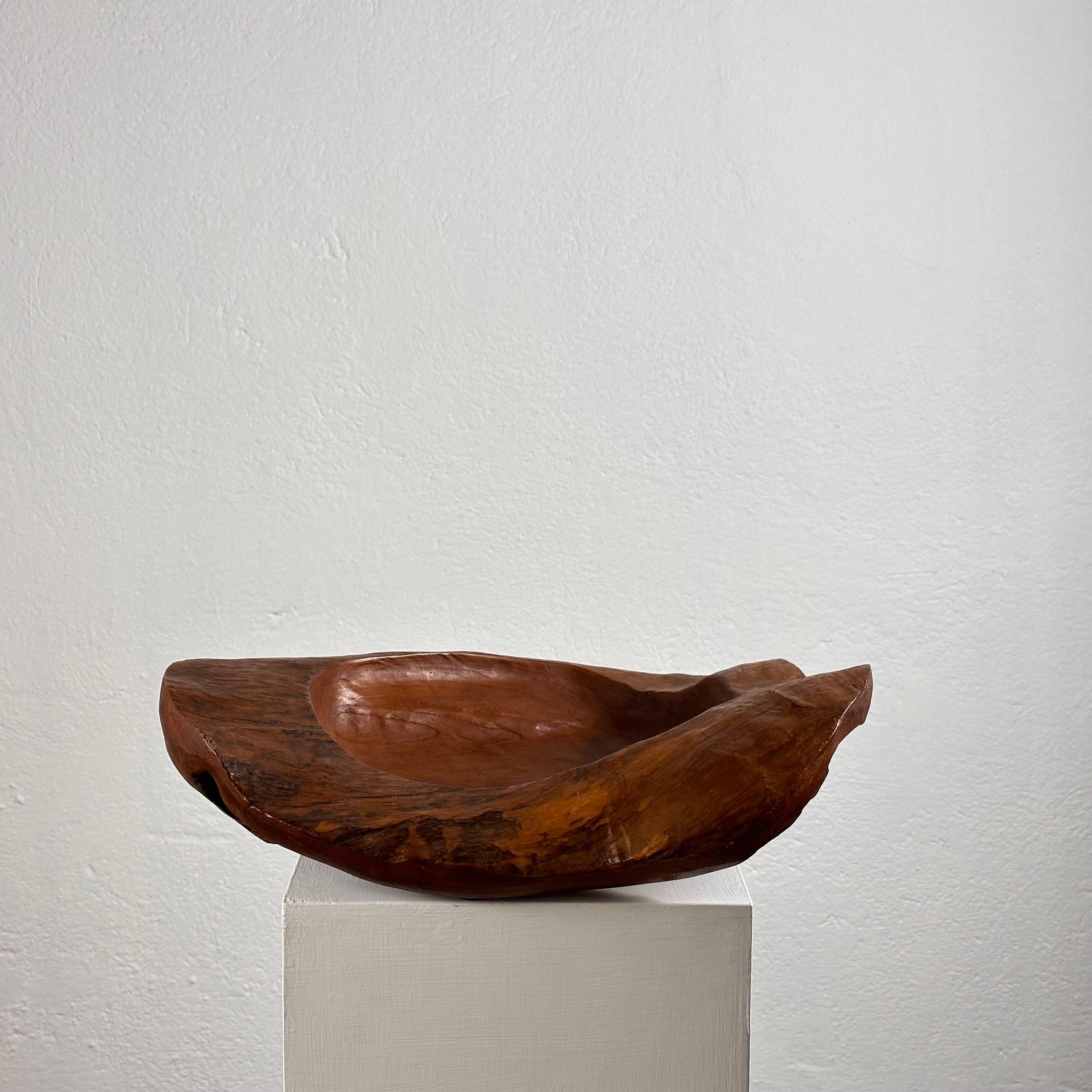 Discover a captivating blend of nature and craftsmanship with this stunning vintage bowl/centerpiece, crafted from exquisite briar wood in the 1960s. This one-of-a-kind piece boasts a distinctive live edge, intricately hand-carved to accentuate the