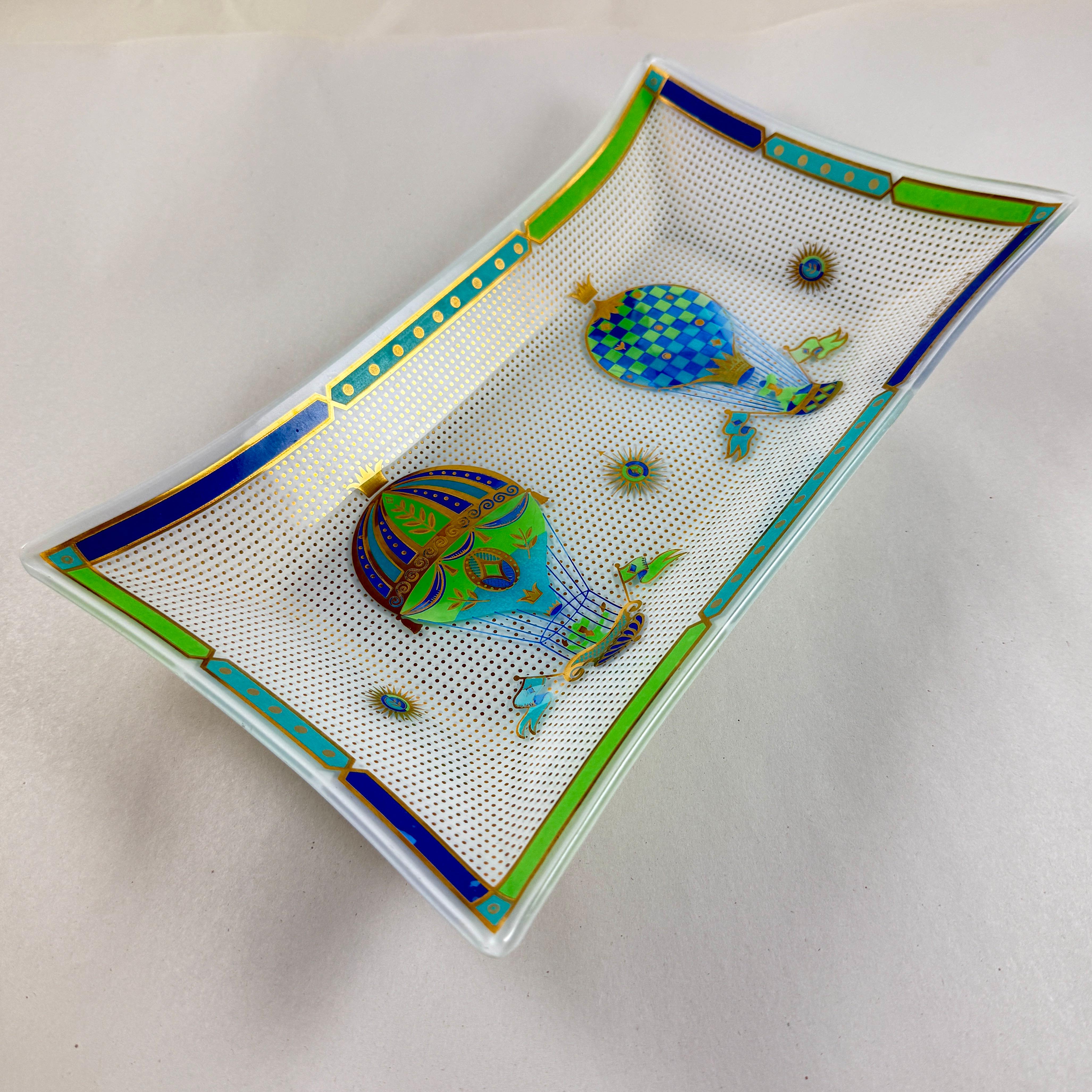Verre d'art Briard Fancy Free Montgolfier Balloon Opal Glass Platter en vente