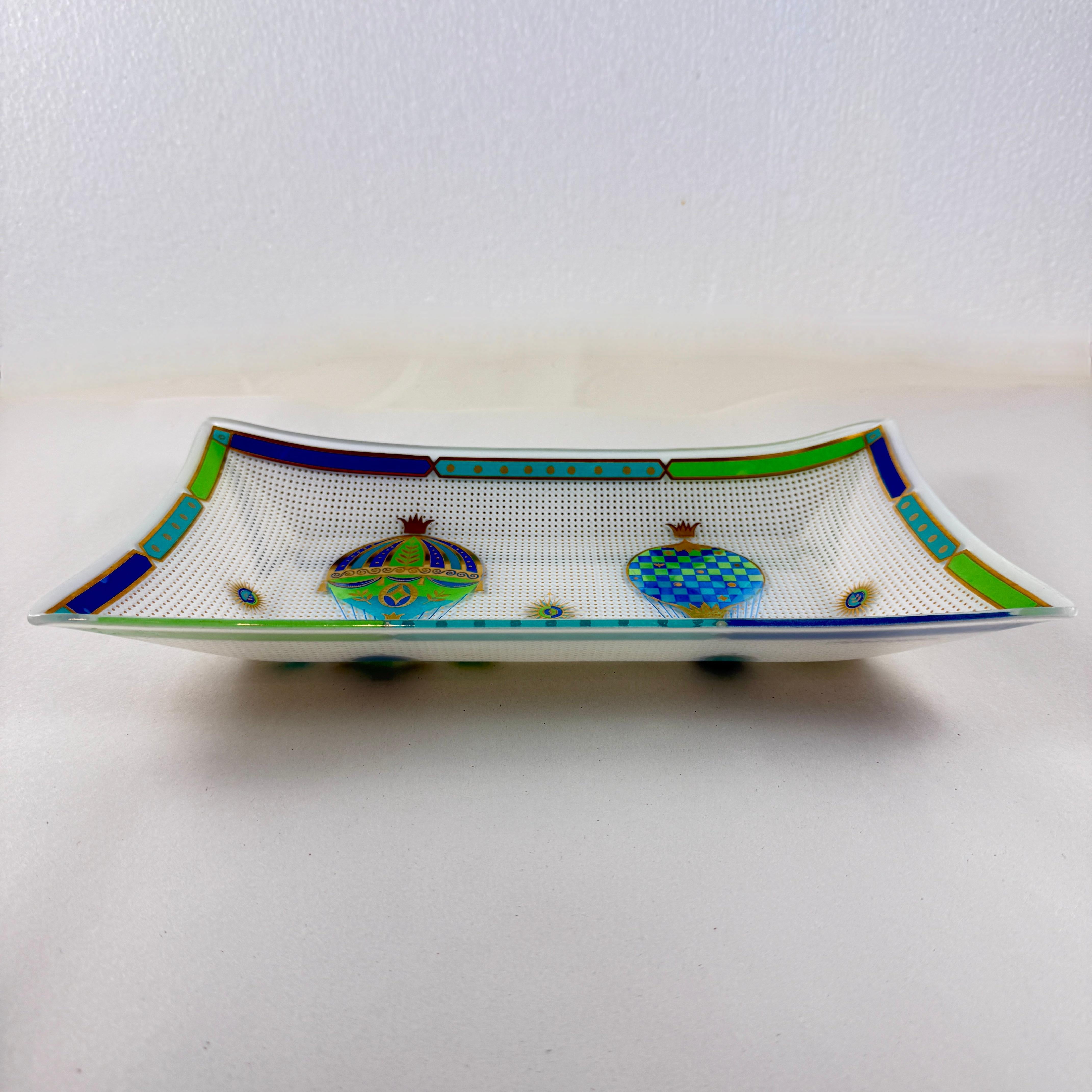 Briard Fancy Free Montgolfier Balloon Opal Glass Platter en vente 1