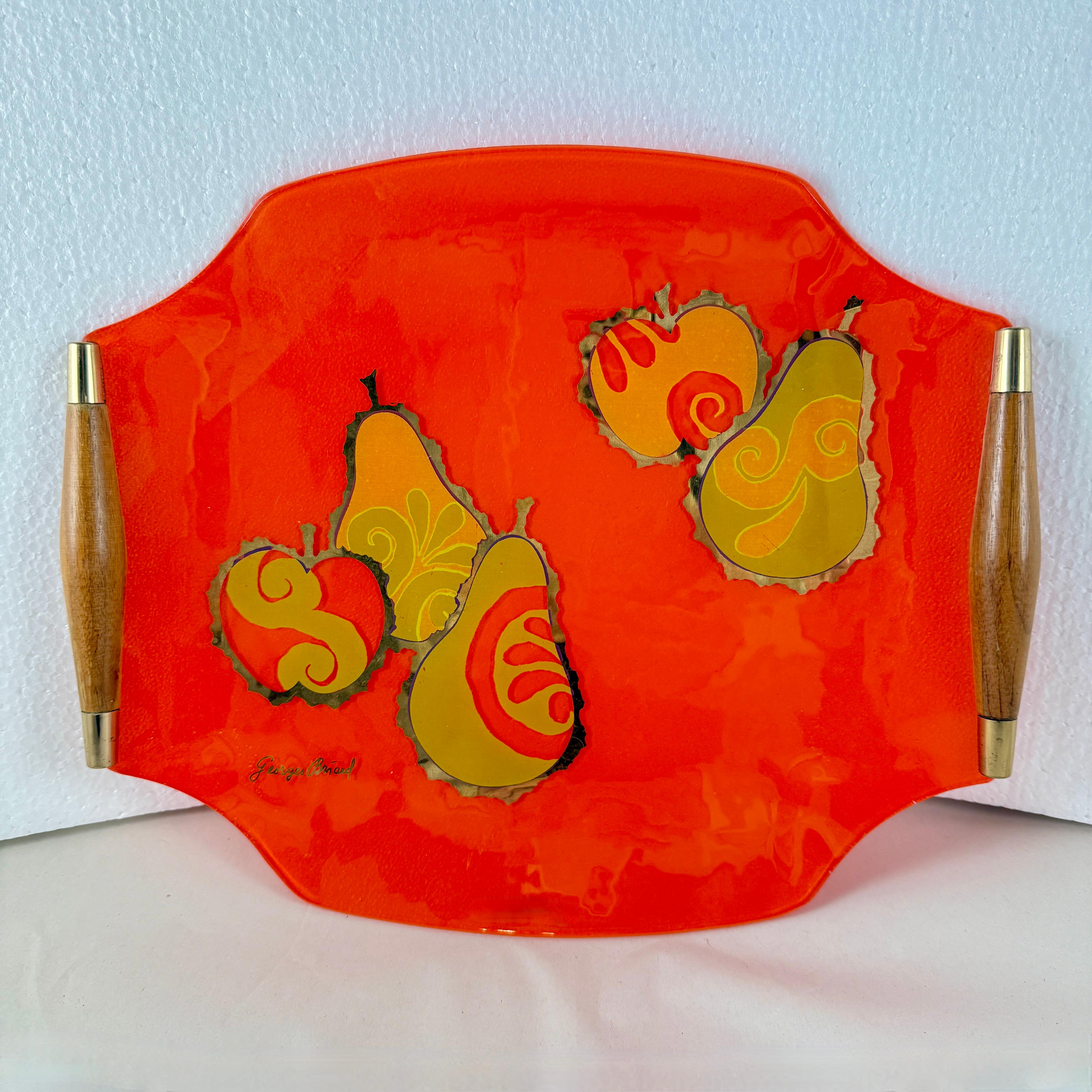 Du designer Georges Briard, et de la collection Pageant Fruit, un plateau de service en verre et bois à poignée en forme de mandarine, vers 1964.

Georges Briard a créé sa collection Pageant Fruit au début des années 1960. La verrerie et les pièces