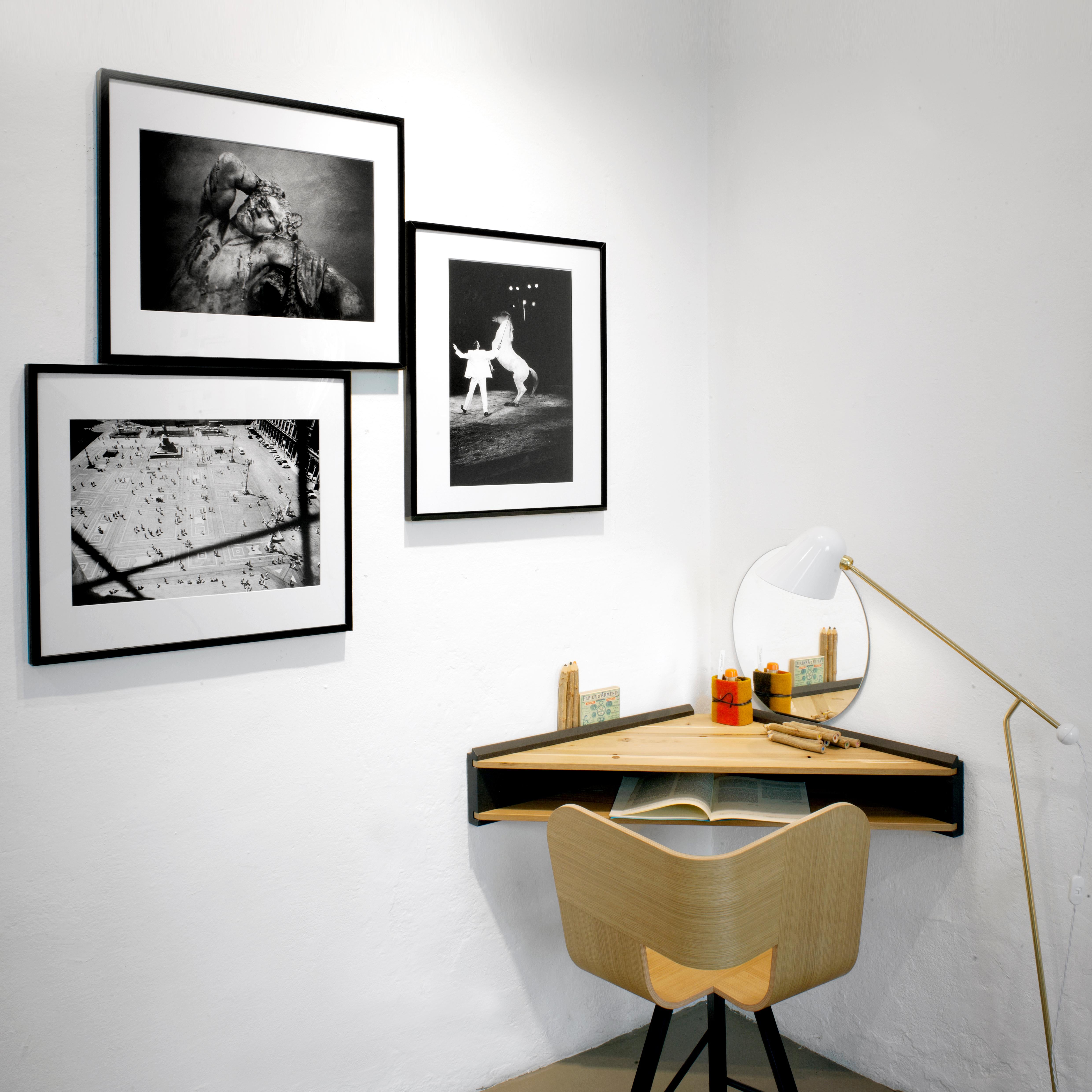 Eck-Schreibtisch/Regal aus massivem Eichenholz und schwarz lackierten Stützen von Coccola-ge (Minimalistisch) im Angebot