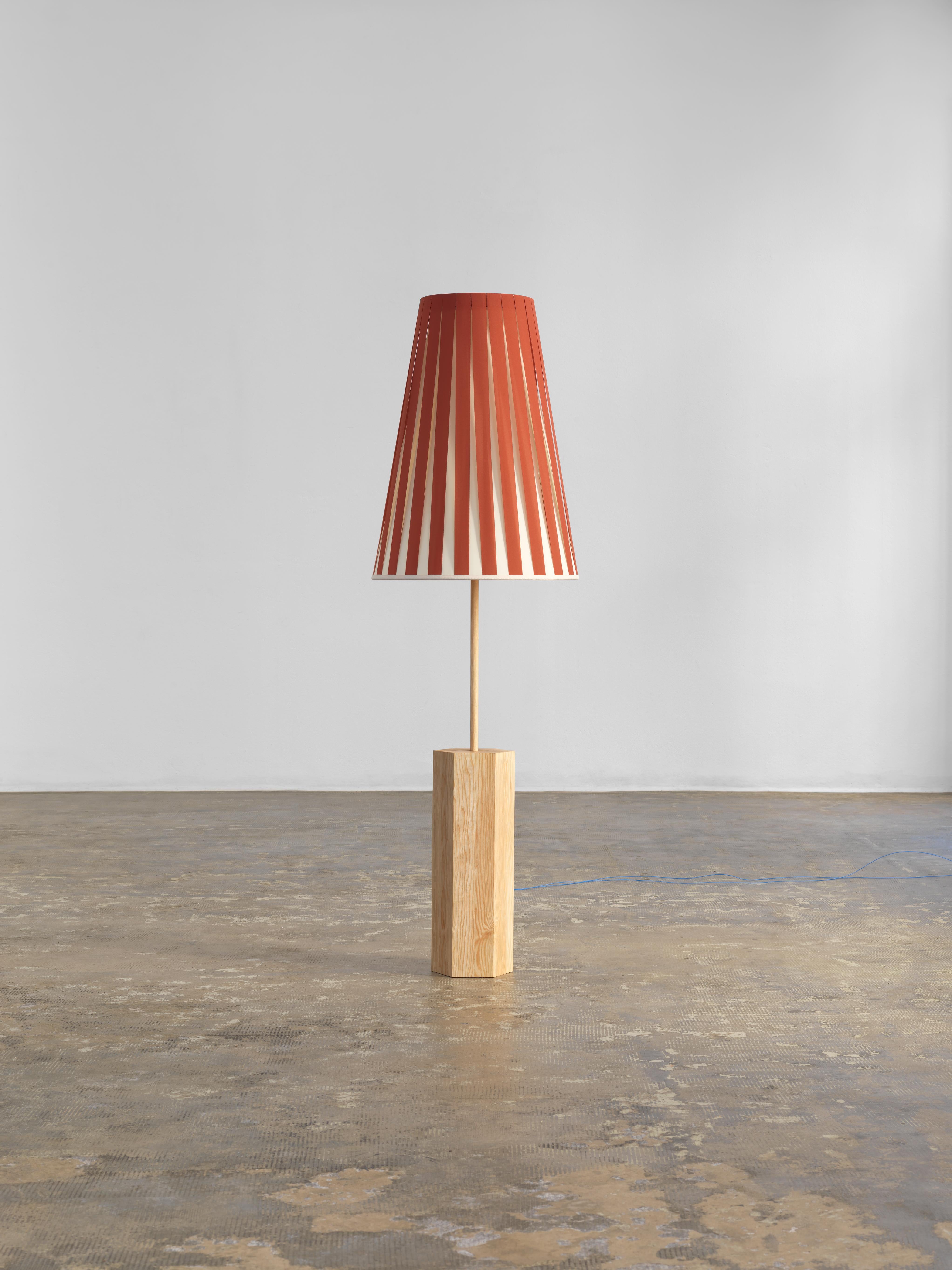 Lampadaire Haute Couture brique et jaune pâle par Servomuto
Dimensions : D 56 x H 180 cm
MATERIAL : Abat-jour : Rubans de pongé bicolore superposés à grande échelle, raffinés avec des passementeries. Structure : Base et tige hexagonales en
