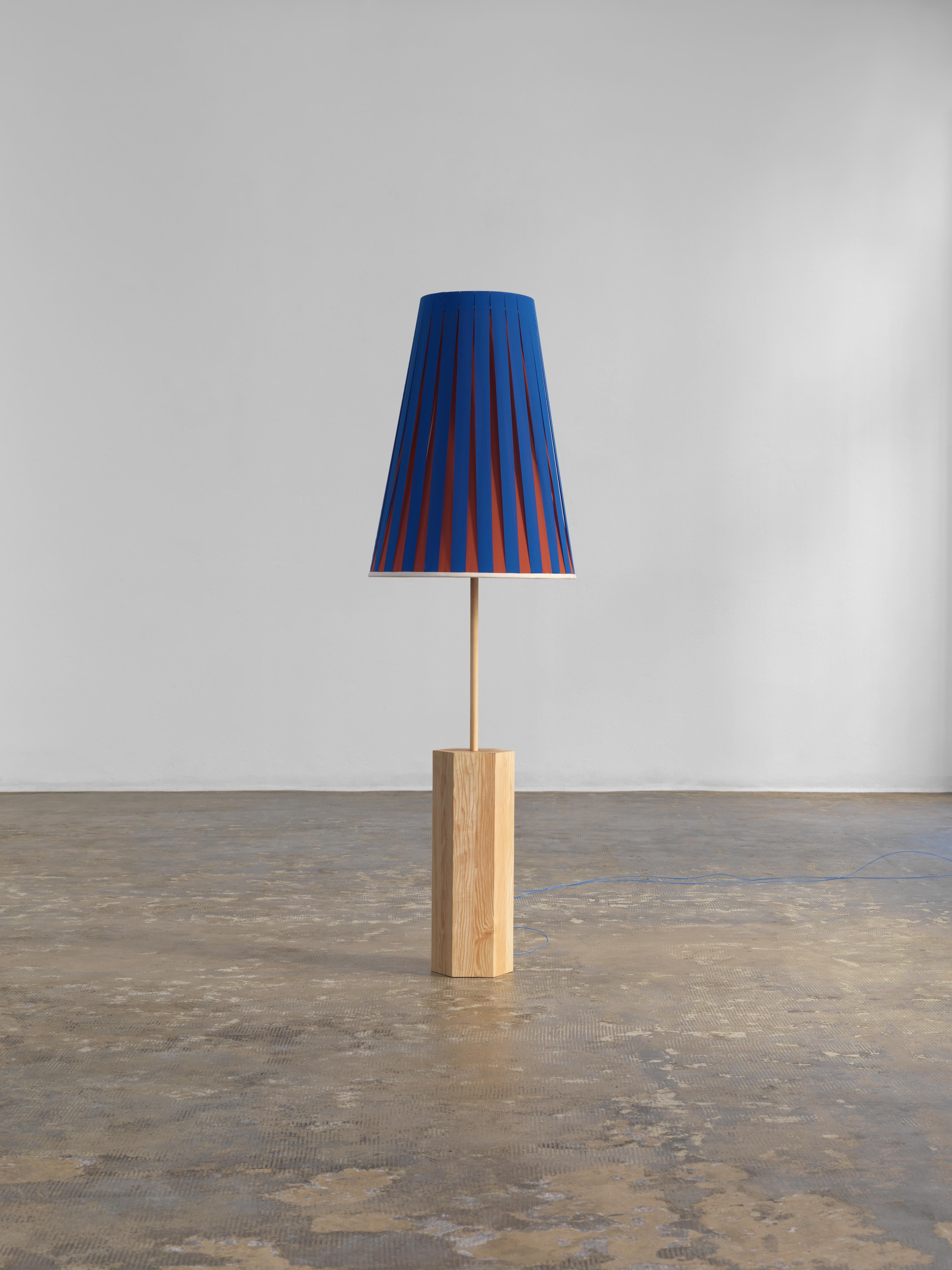 Bois Lampadaire haute couture jaune pâle de Servomuto en vente