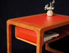 Table d'appoint « brique par brique » en bois de cerisier massif et tiroir en cuir