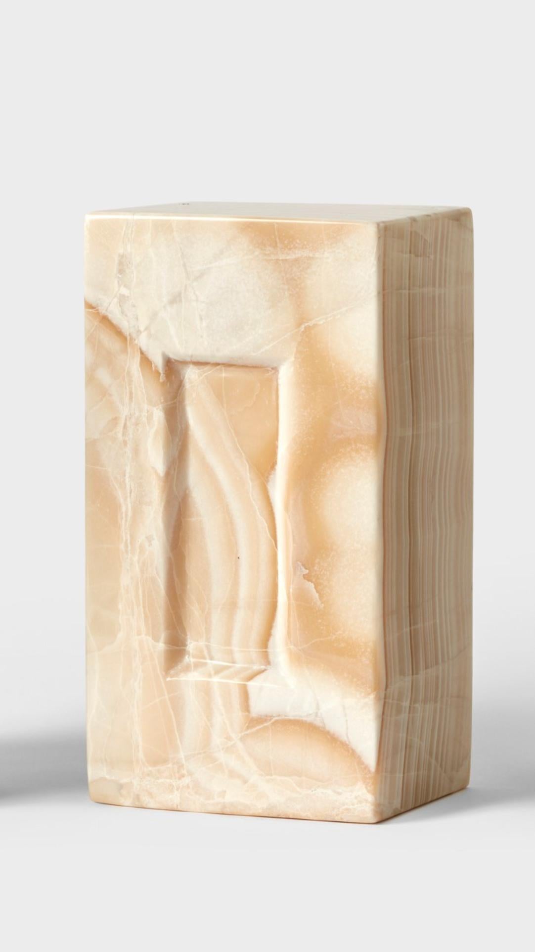 Ziegelstein von Estudio Rafael Freyre
Abmessungen: B 12,5 T 9 x H 23 cm 
MATERIALIEN: Anden-Steine
Auch verfügbar: Andere Oberflächen verfügbar.

Der Ziegelstein ist ein allgemeines konstruktives Element, das Teil des städtischen Imaginären ist. In