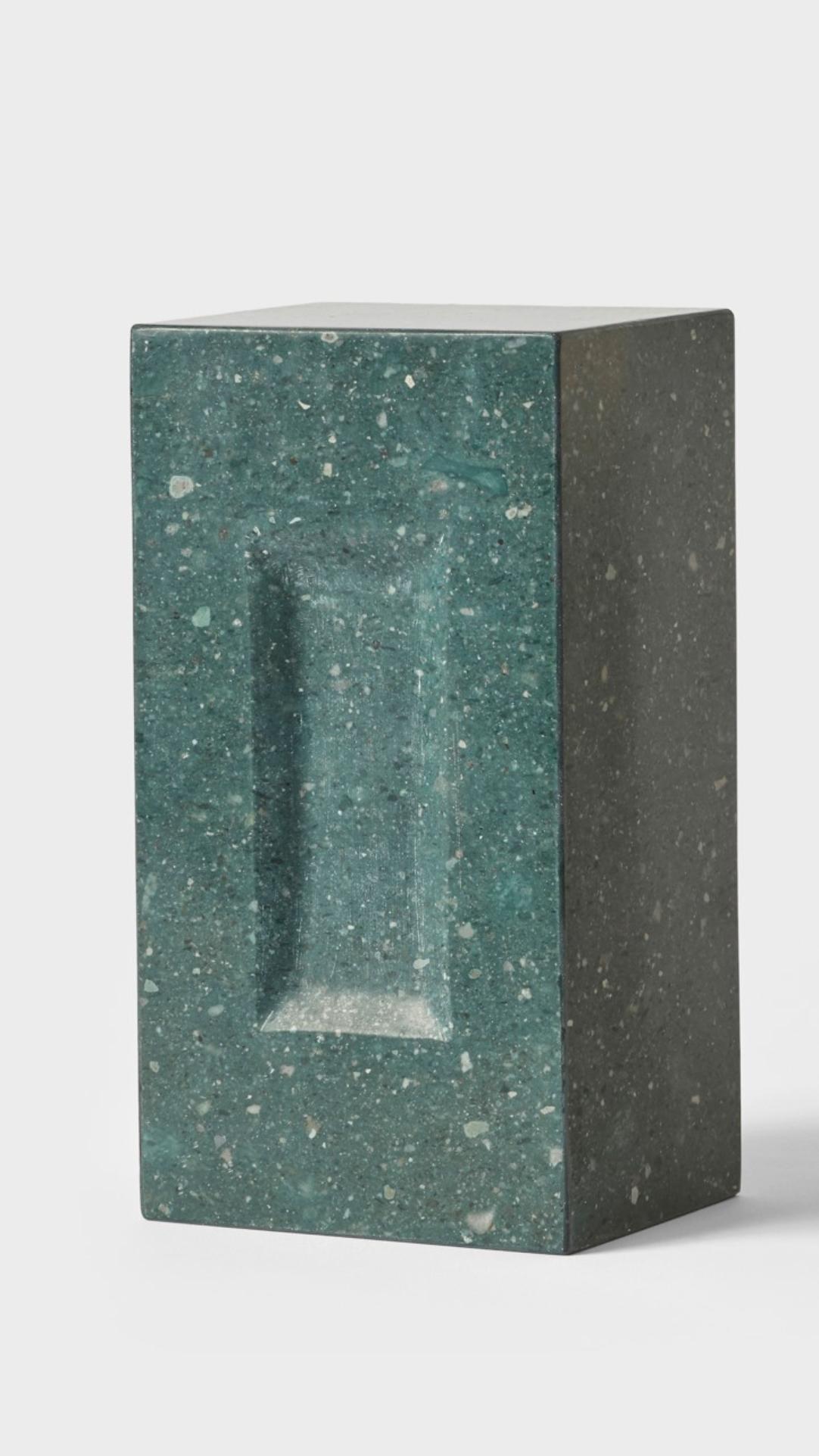 Ziegelstein von Estudio Rafael Freyre
Abmessungen: B 12,5 T 9 x H 23 cm 
MATERIALIEN: Anden-Steine
Auch erhältlich: andere Ausführungen.

Der Ziegelstein ist ein allgemeines konstruktives Element, das Teil des städtischen Imaginären ist. In Peru ist