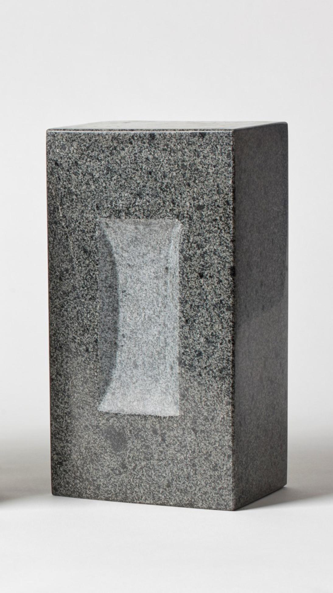 BRICK par Estudio Rafael Freyre
Dimensions : L 12,5 D 9 x H 23 cm 
Matériaux : Pierres des Andes
Également disponible : Autres finitions disponibles,

La brique est un élément constructif générique qui fait partie de l'imaginaire urbain. Au Pérou,