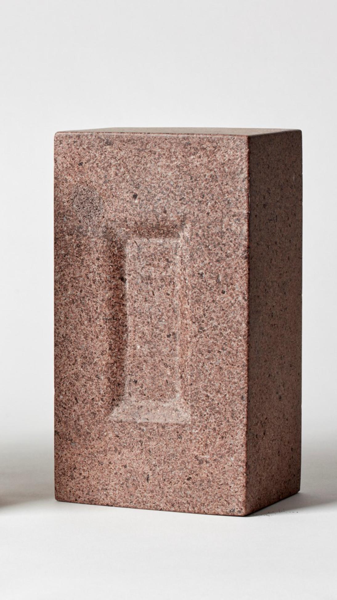 BRICK von Estudio Rafael Freyre
Abmessungen: B 12,5 T 9 x H 23 cm 
MATERIALIEN: Anden-Steine
Auch verfügbar: Andere Oberflächen verfügbar,

Der Ziegelstein ist ein allgemeines konstruktives Element, das Teil des städtischen Imaginären ist. In Peru