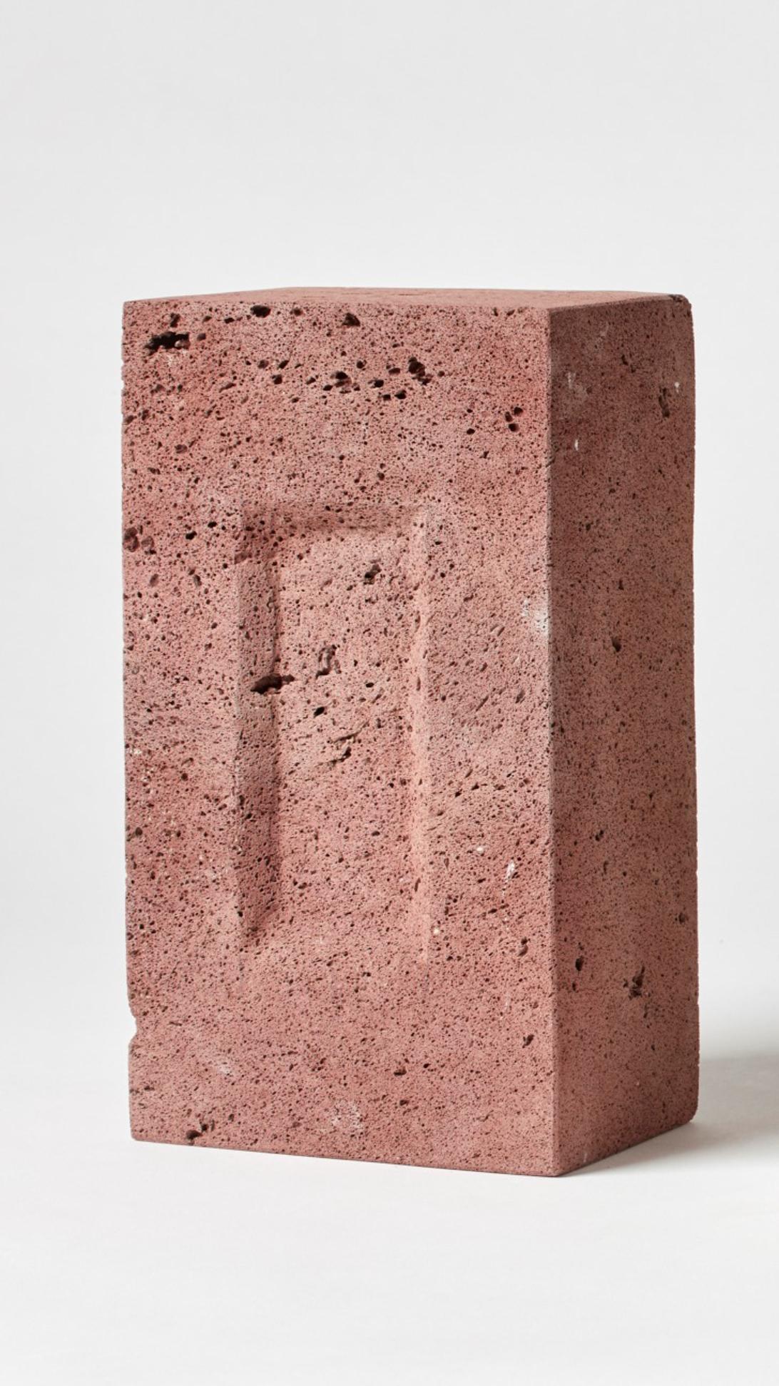 BRICK von Estudio Rafael Freyre
Abmessungen: B 12,5 T 9 x H 23 cm 
MATERIALIEN: Anden-Steine
Auch verfügbar: Andere Oberflächen verfügbar,

Der Ziegelstein ist ein allgemeines konstruktives Element, das Teil des städtischen Imaginären ist. In Peru
