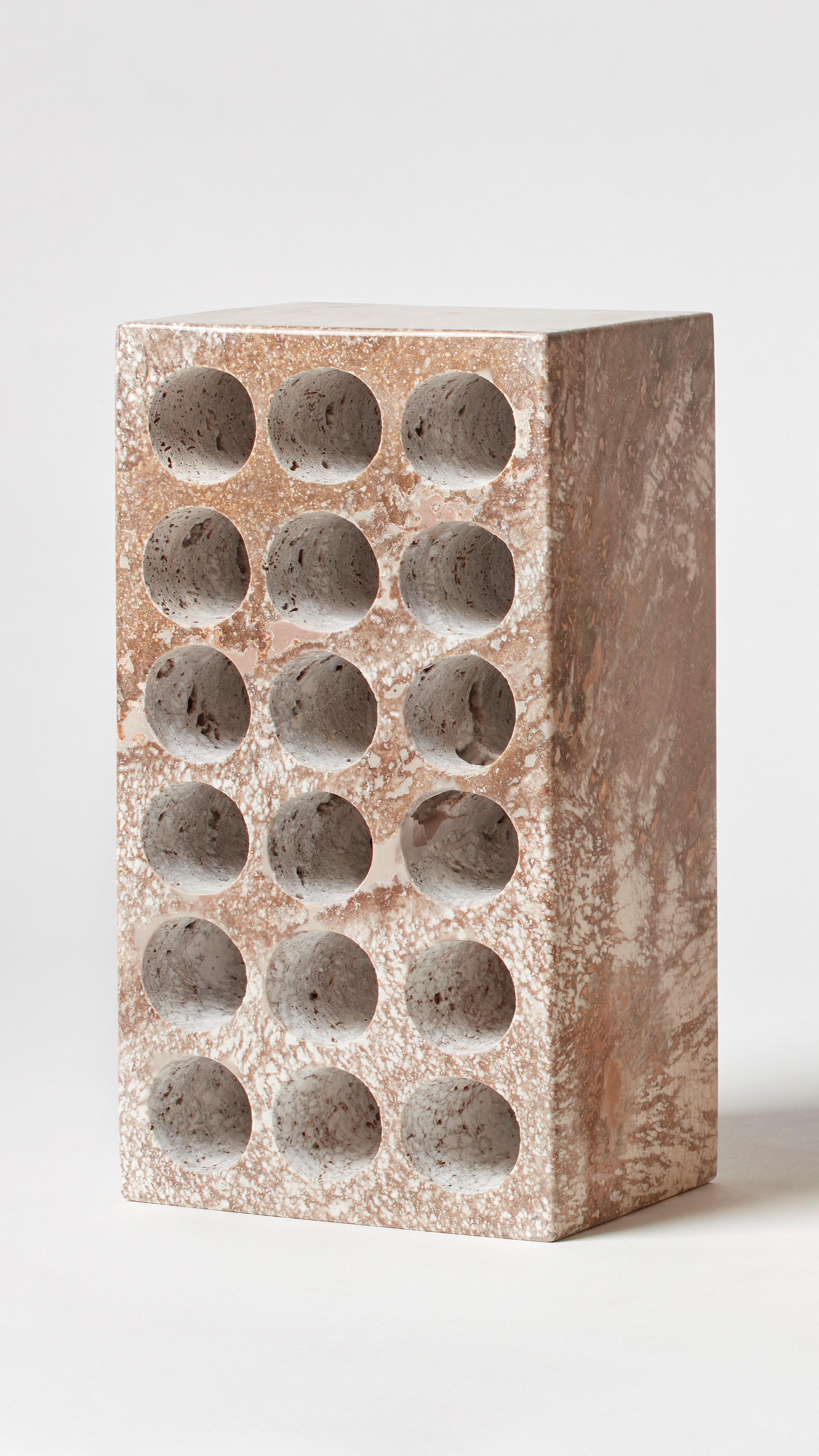 BRICK von Estudio Rafael Freyre
Abmessungen: B 12,5 T 9 x H 23 cm 
MATERIALIEN: Anden-Steine
Auch verfügbar: Andere Oberflächen verfügbar.

Der Ziegelstein ist ein allgemeines konstruktives Element, das Teil des städtischen Imaginären ist. In Peru