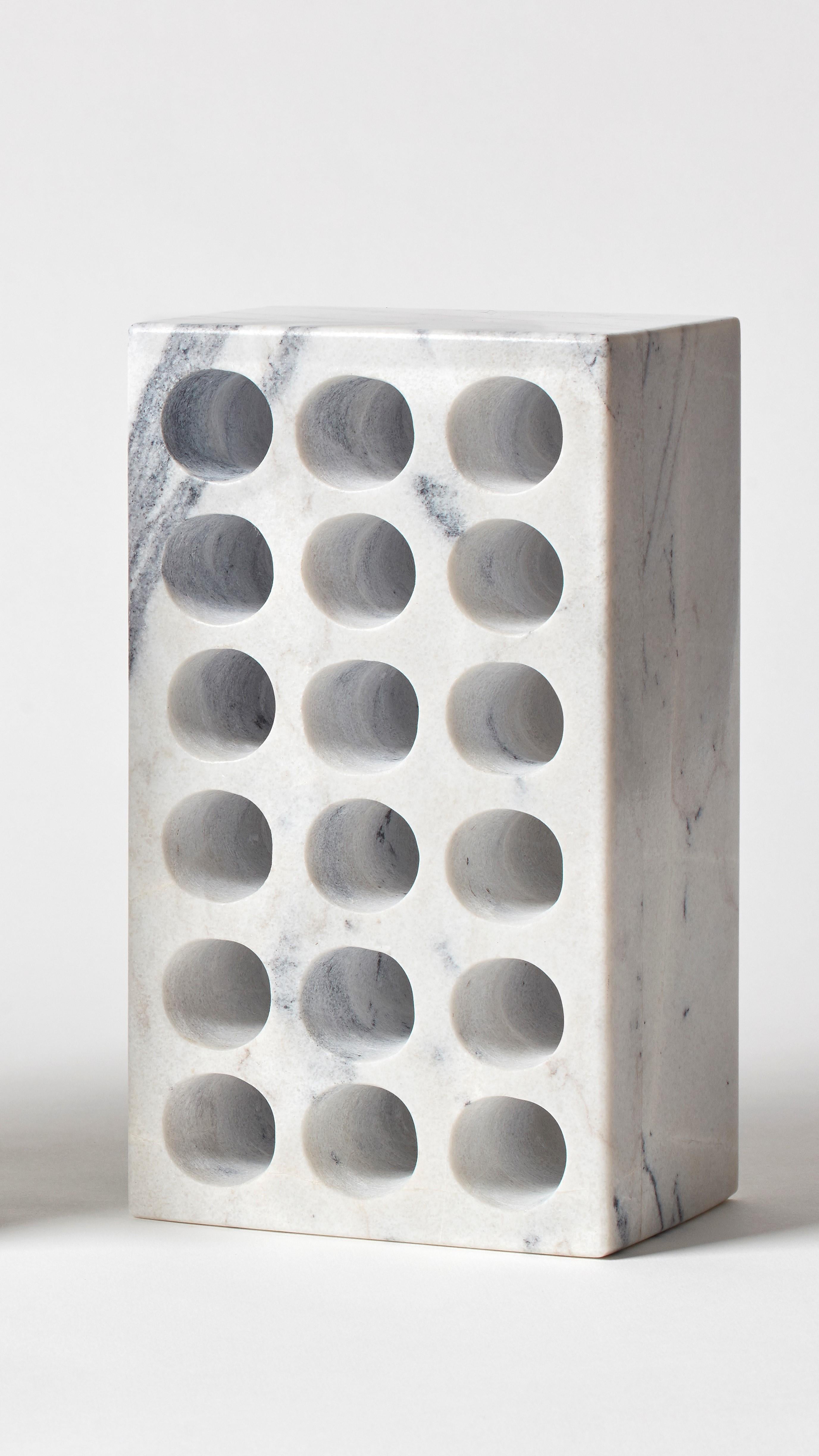 Ziegelstein von Estudio Rafael Freyre
Abmessungen: B 12,5 T 9 x H 23 cm 
MATERIALIEN: Anden-Steine
Auch erhältlich: andere Ausführungen.

Der Ziegelstein ist ein allgemeines konstruktives Element, das Teil des städtischen Imaginären ist. In Peru ist