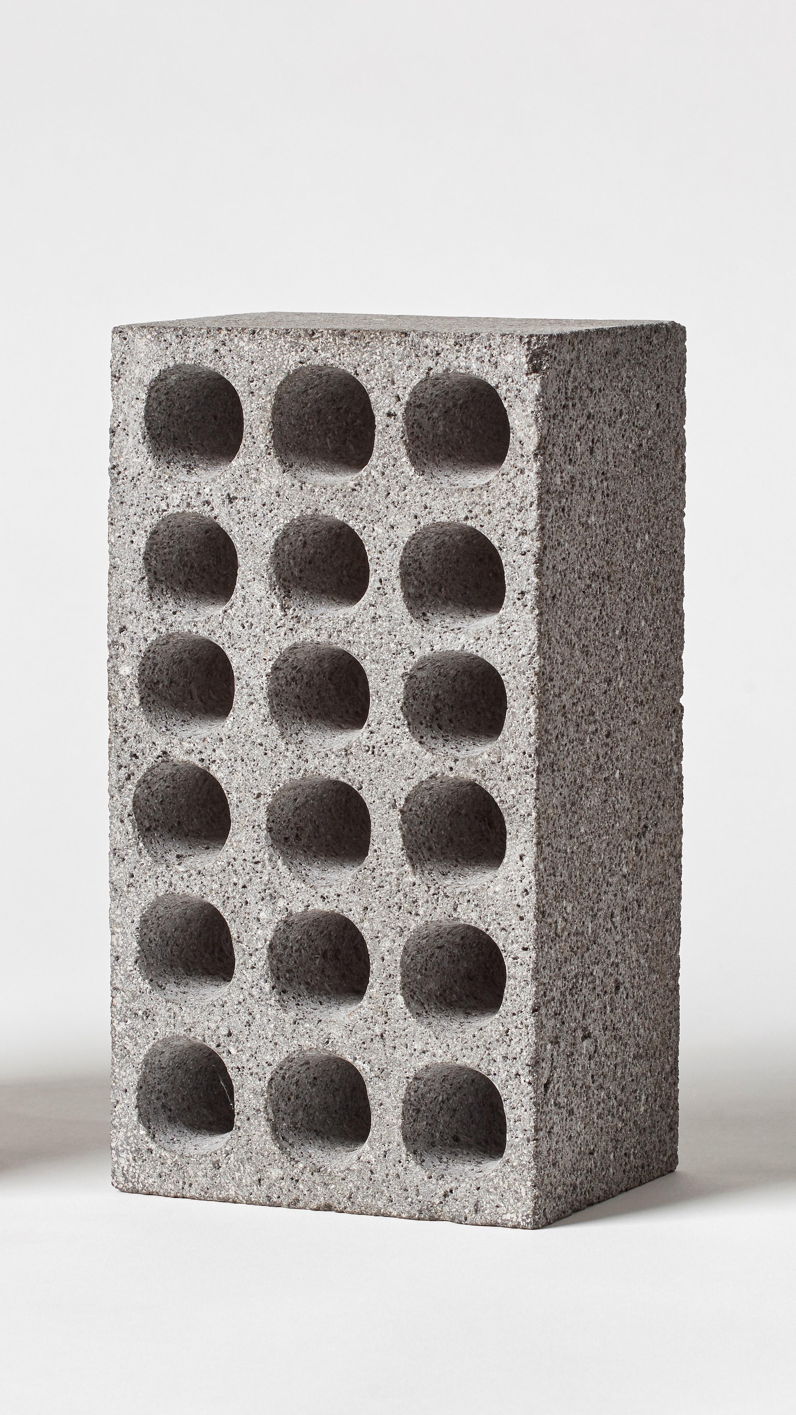 BRICK di Estudio Rafael Freyre
Dimensioni: L 12,5 P 9 x H 23 cm 
Materiali: Pietre delle Ande
Disponibile anche: Altre finiture disponibili.

Il mattone è un elemento costruttivo generico che fa parte dell'immaginario urbano. In Perù, inoltre,