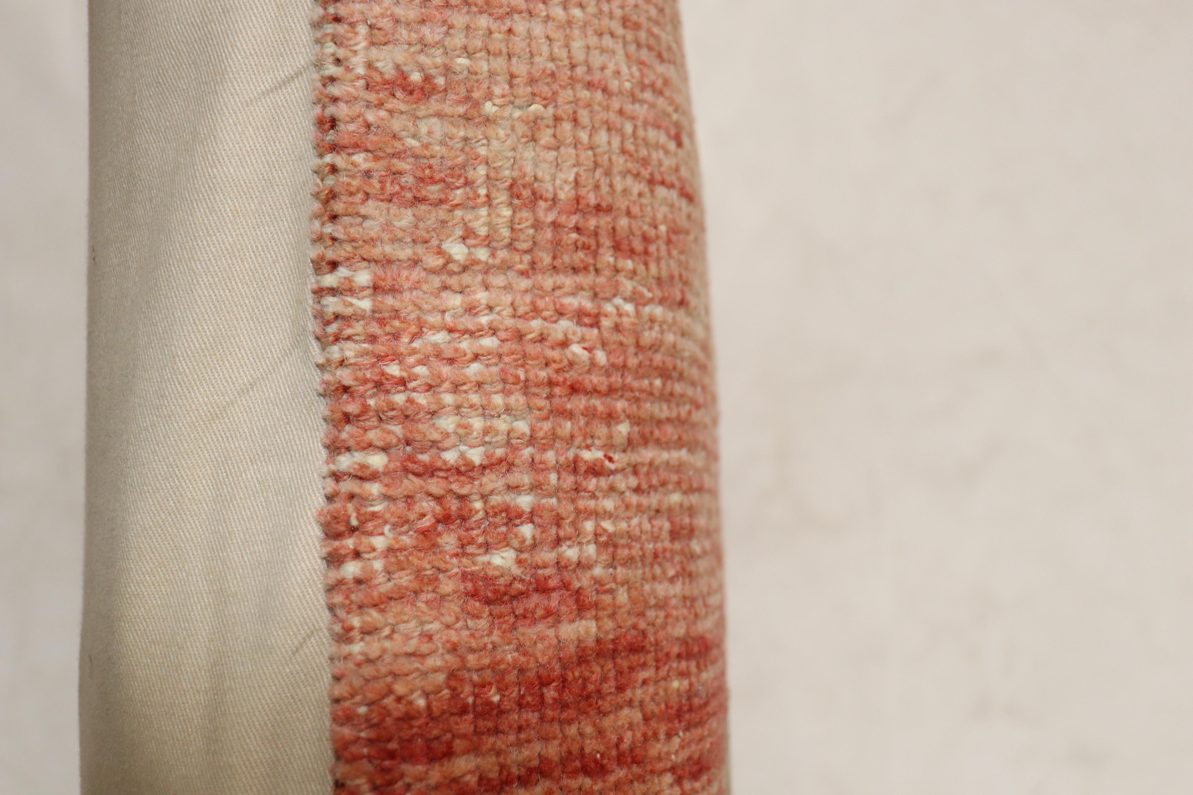 Oreiller réalisé à partir de la bordure d'un tapis turc tribal du 20e siècle.

Mesures : 24