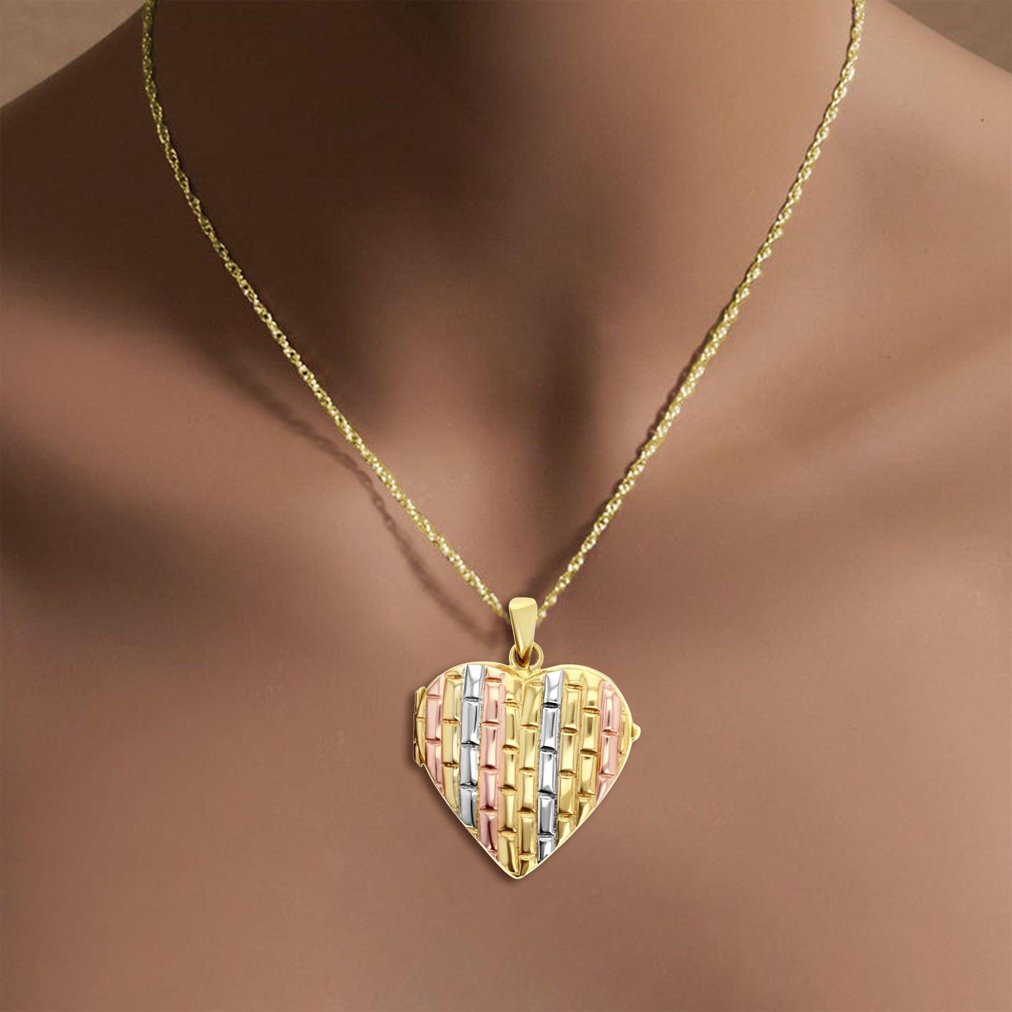 ♥ Produktübersicht ♥

Wahl des Metalls: 14K mehrfarbiges Gold
Gewicht: 8 Gramm
Abmessungen: 38mm x 30mm
Merkmale: Fotoeinlagen auf beiden Seiten
Kette: 18