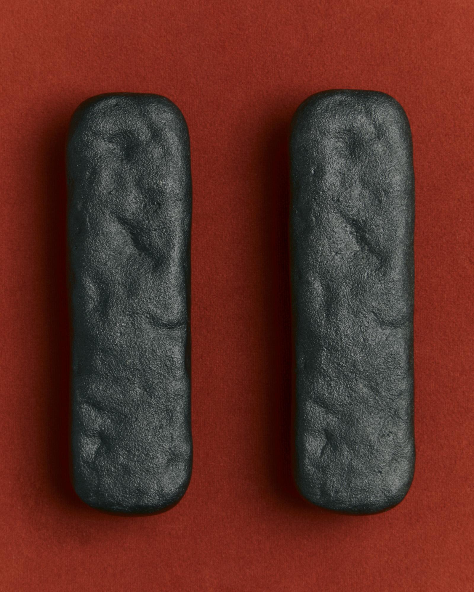 La finitura originale del ferro può usurarsi e ossidarsi nel tempo, rivelando una patina distintiva. Se preferisci, usa una cera per metalli di qualità per ripristinare una finitura nera uniforme. La rilavorazione dovrà essere effettuata più
