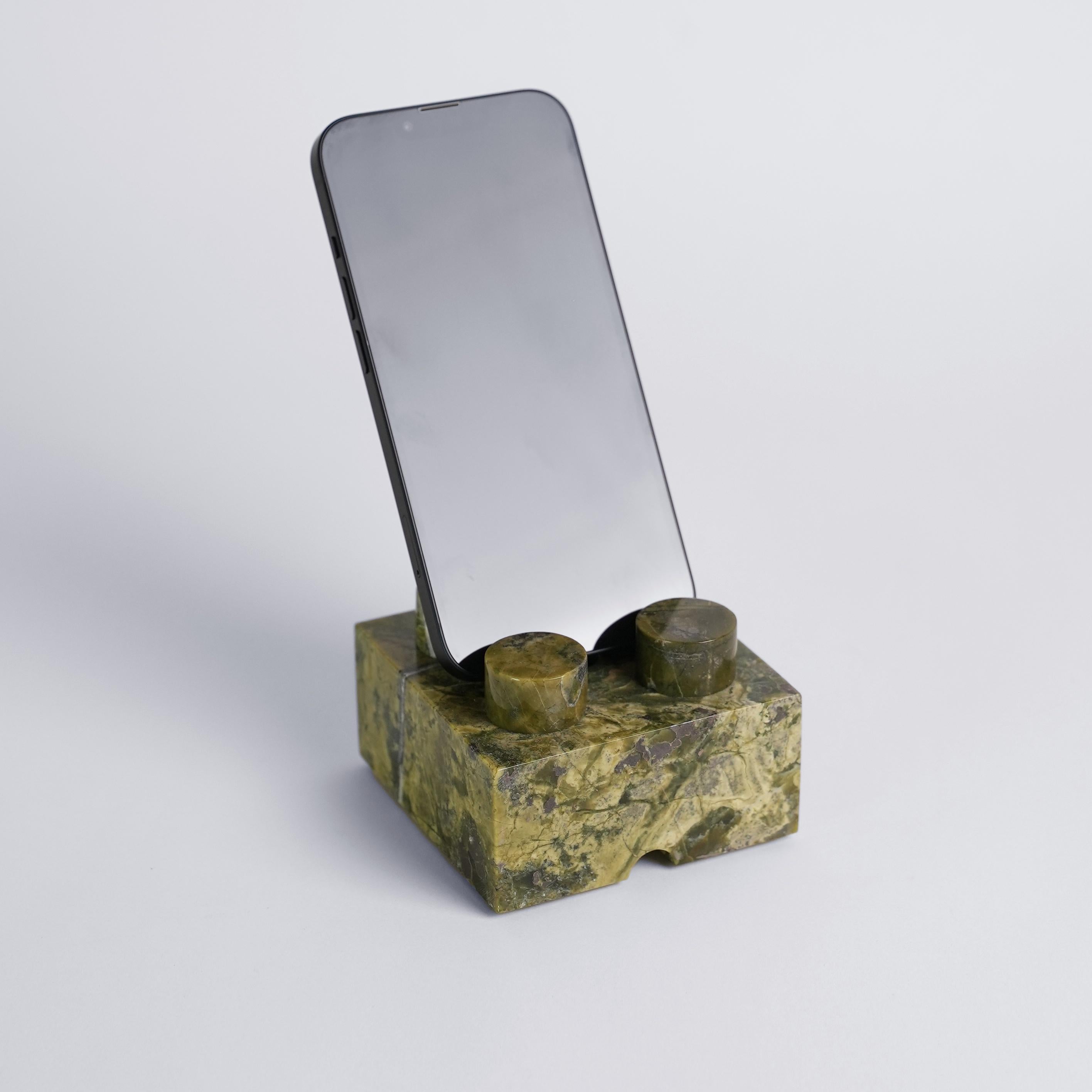 Migliora gli accessori della tua scrivania con il supporto per telefono Brick, realizzato con una vera pietra semipreziosa. Un'aggiunta contemporanea e pratica al tuo spazio di lavoro, che unisce un design giocoso a un'eleganza naturale.

Abbiamo