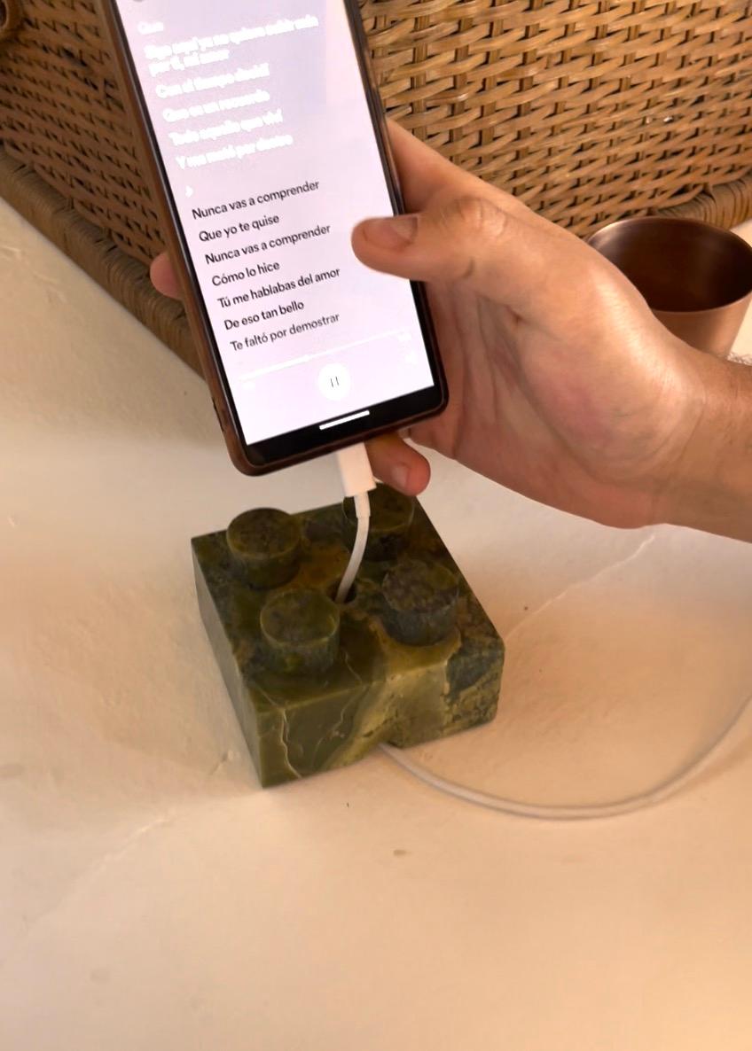 XXI secolo e contemporaneo Supporto per telefono con puzzle di mattoni - Serpentine in vendita