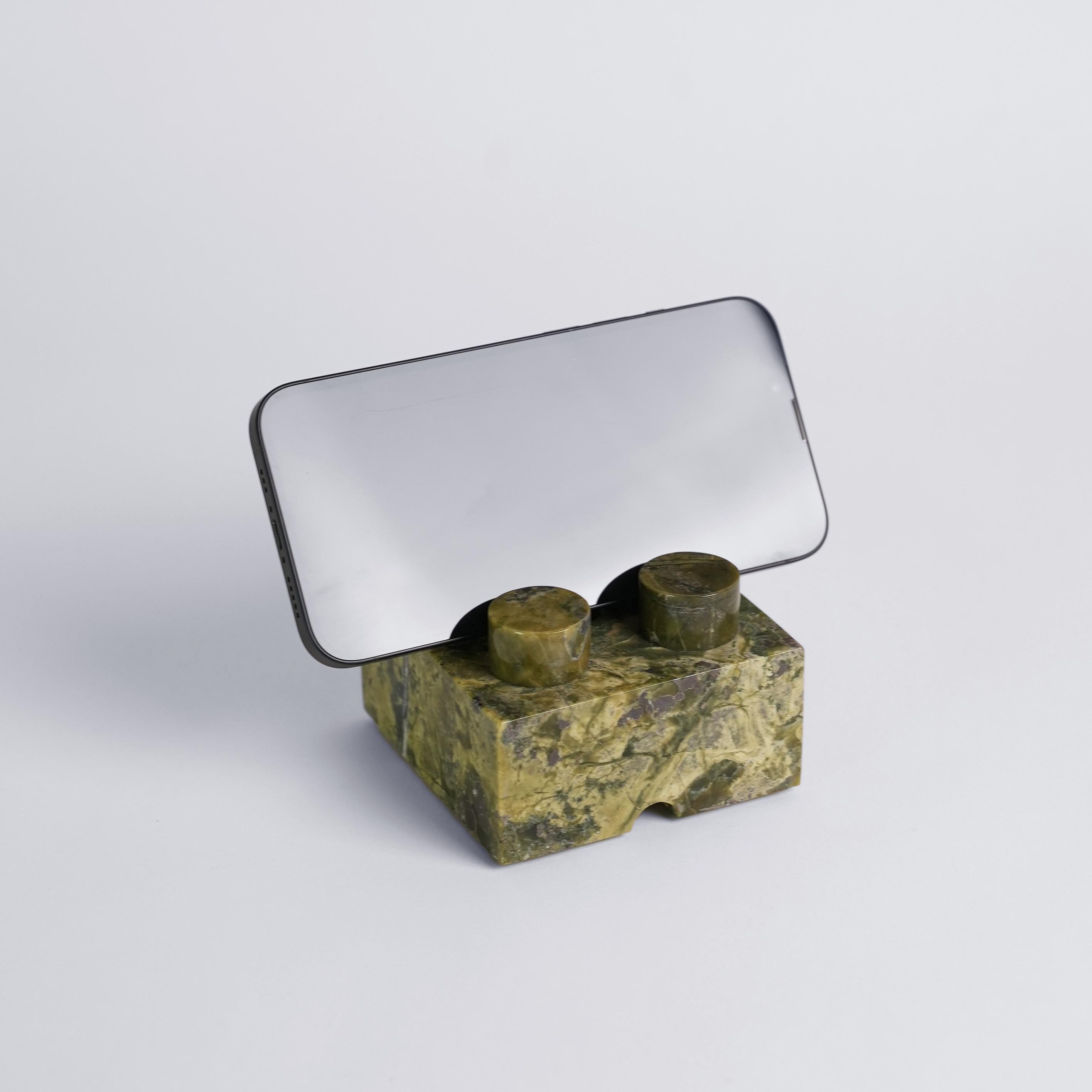 Améliorez vos accessoires de bureau avec le support de téléphone Brick, fabriqué de manière experte à partir de pierres semi-précieuses authentiques. Un ajout contemporain et pratique à votre espace de travail, mêlant un design ludique à une