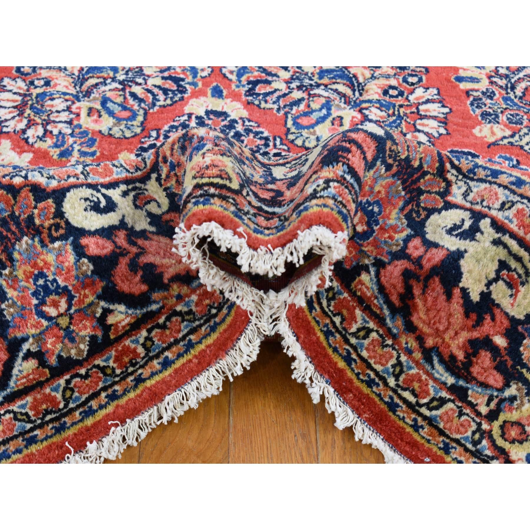 Médiéval Tapis persan ancien Sarouk rouge brique à poils complets, propre et doux, en laine nouée à la main en vente