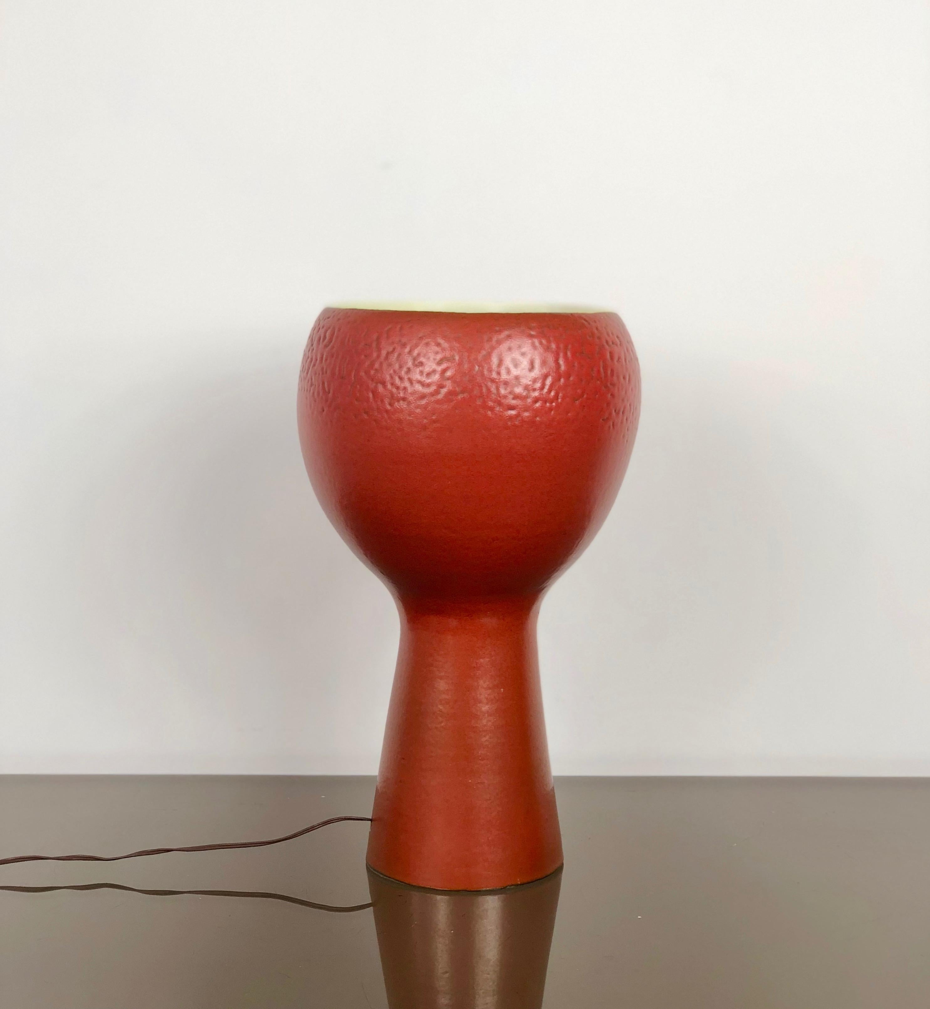 Mid-Century Modern Brick Red Ceramic Table Lamp Cup Shape, Italy, 1960s For Sale