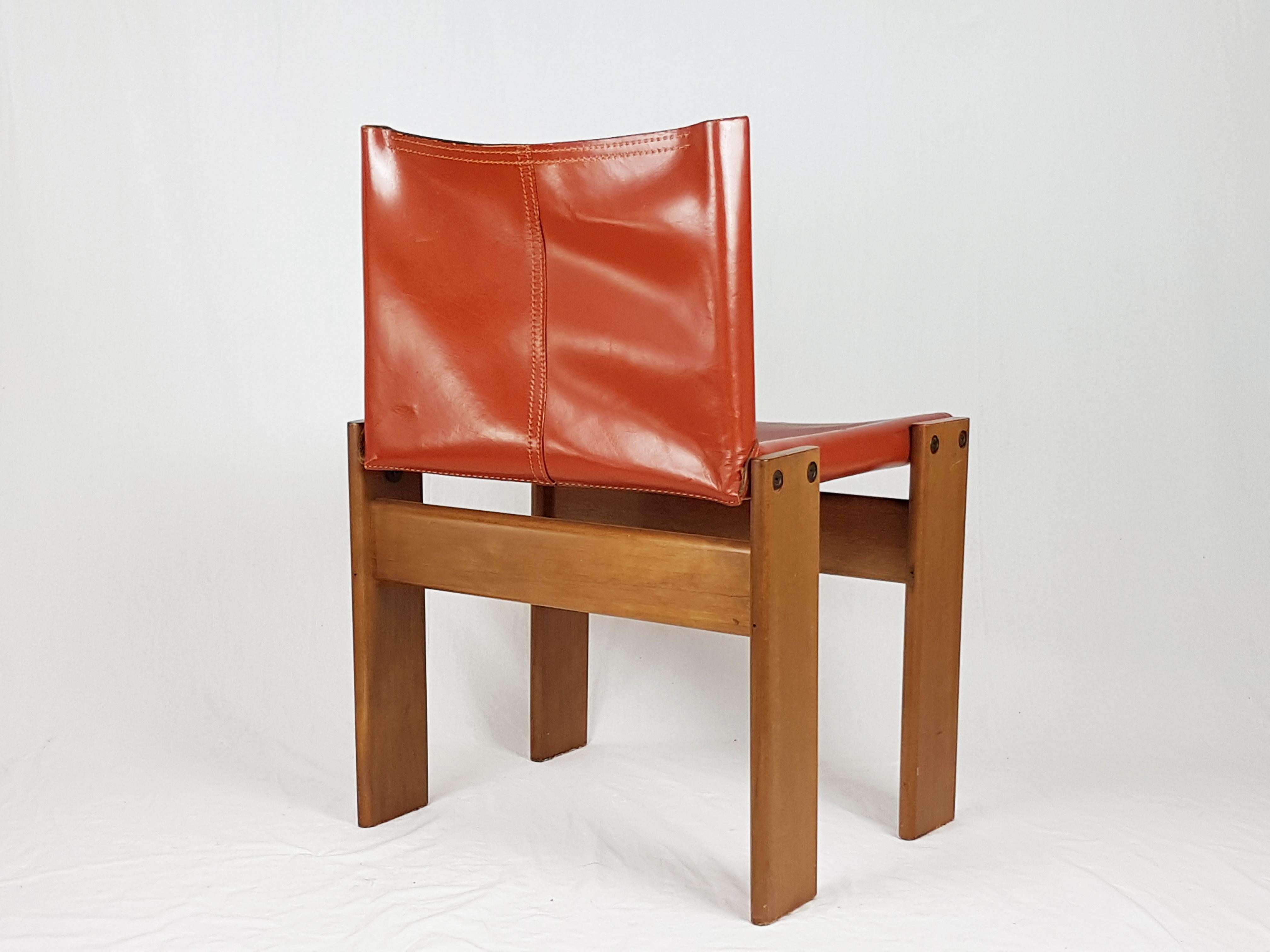 Walnut structure with brick red seat and backrest. Overall very good condition: normal signs of wear due to use and time. Only one of the 4 wooden legs has visible defects.