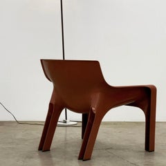 Sedia da salotto "Vicario" rosso mattone Vico Magistretti per Artemide, 1972
