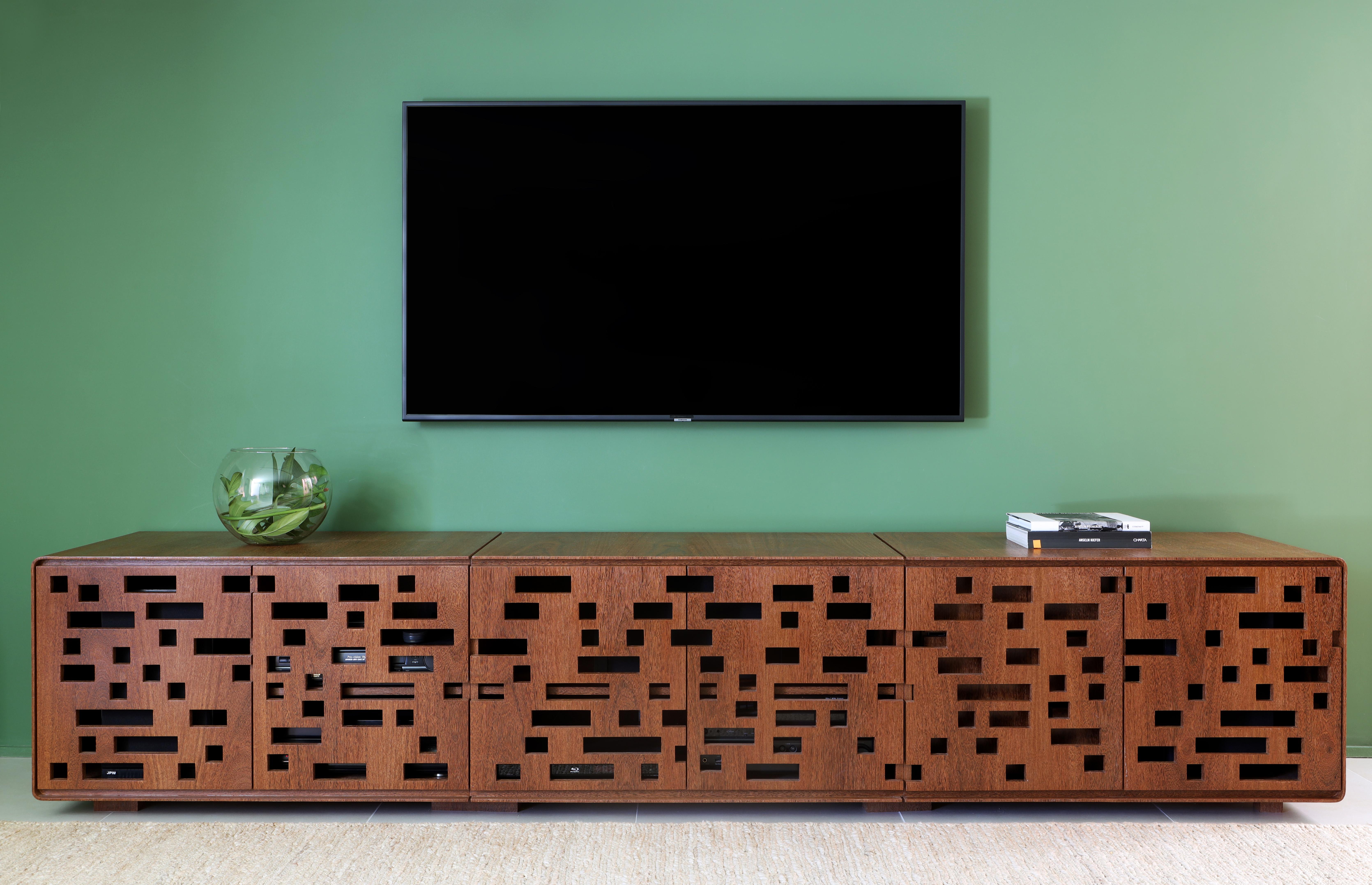 In the plenitude of timelessness, Brick Sideboard is inspired in the bricks facades worldwide. The door’s hollow cutouts have the function of providing access to the audio and video equipment, as well as ensuring the necessary ventilation for their