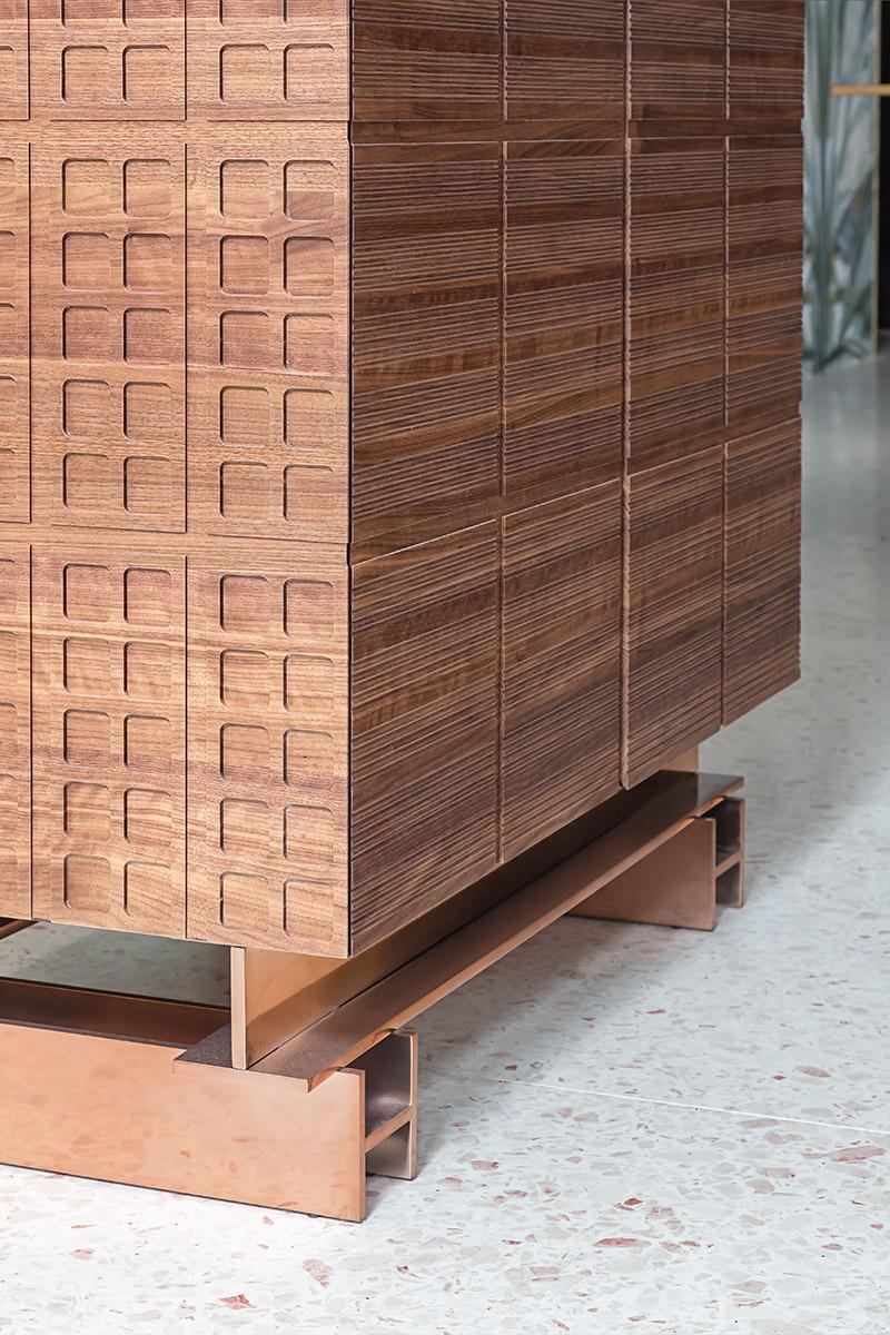 italien en forme de bloc de brique, de meuble de rangement en bois et de base girafe en métal en vente