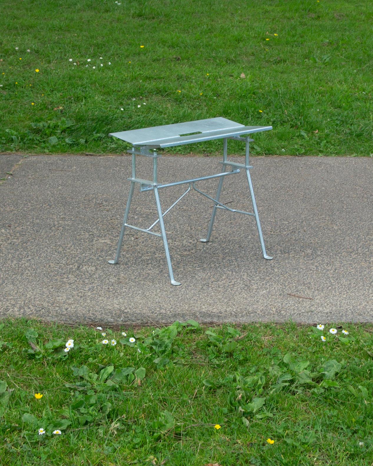 Nouvelle-Zélande Banc Bricolo en acier galvanisé par Atelier Jones en vente