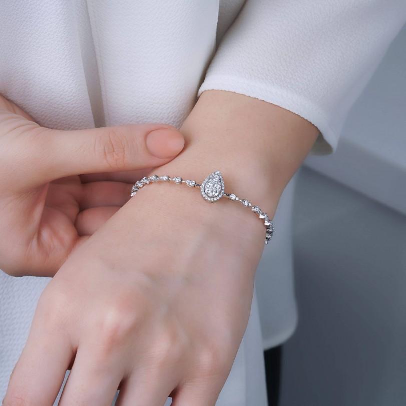 Modern 0.60ct Pear Diamond Cluster Bracelet For Sale