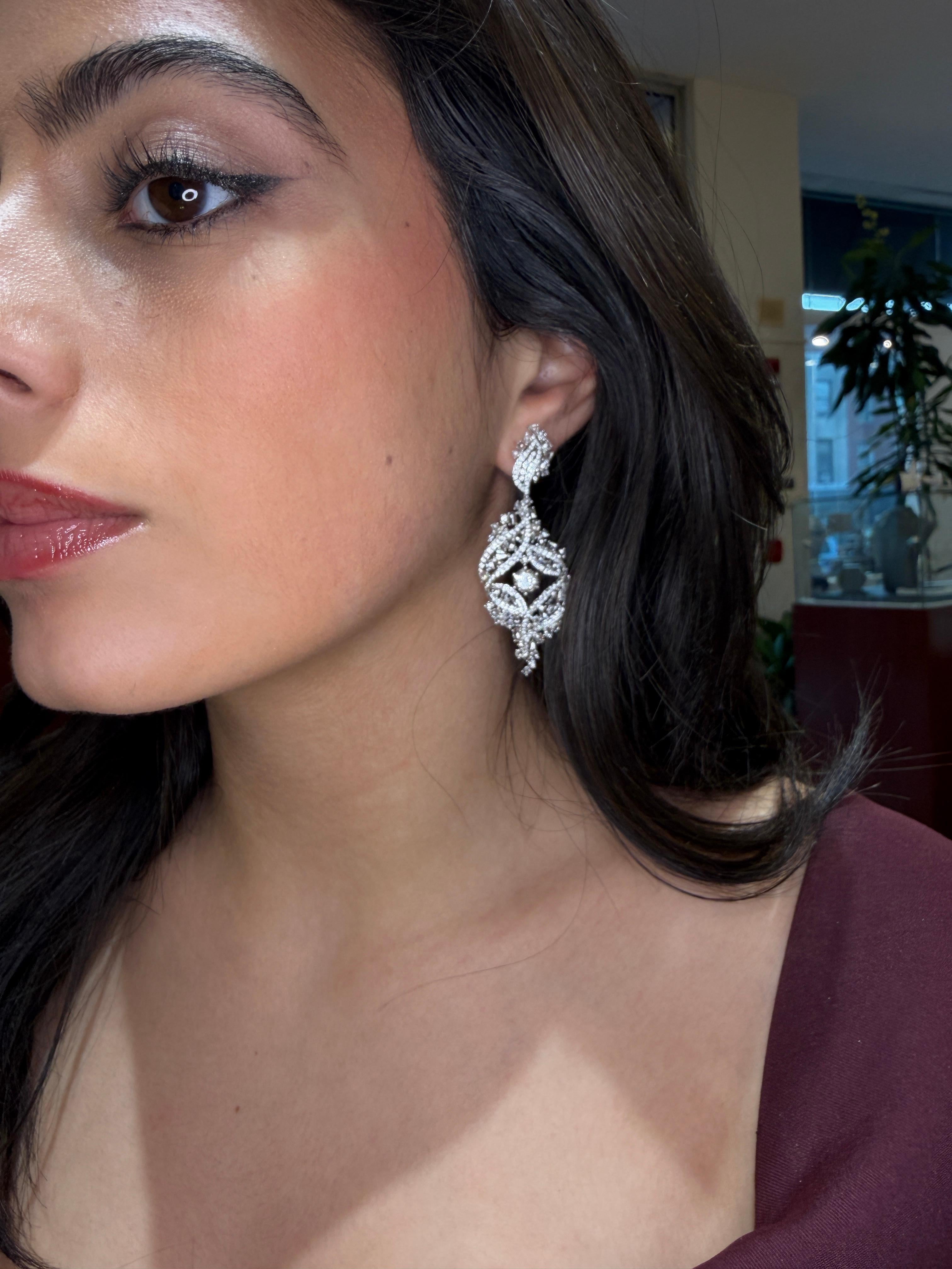 Un espectacular par de pendientes de araña de diamantes de oro blanco de 18 quilates hechos a mano, con un diseño intrincado y aéreo que combina el glamour moderno con la artesanía de alta joyería del viejo mundo. Cada elemento de este par se ha