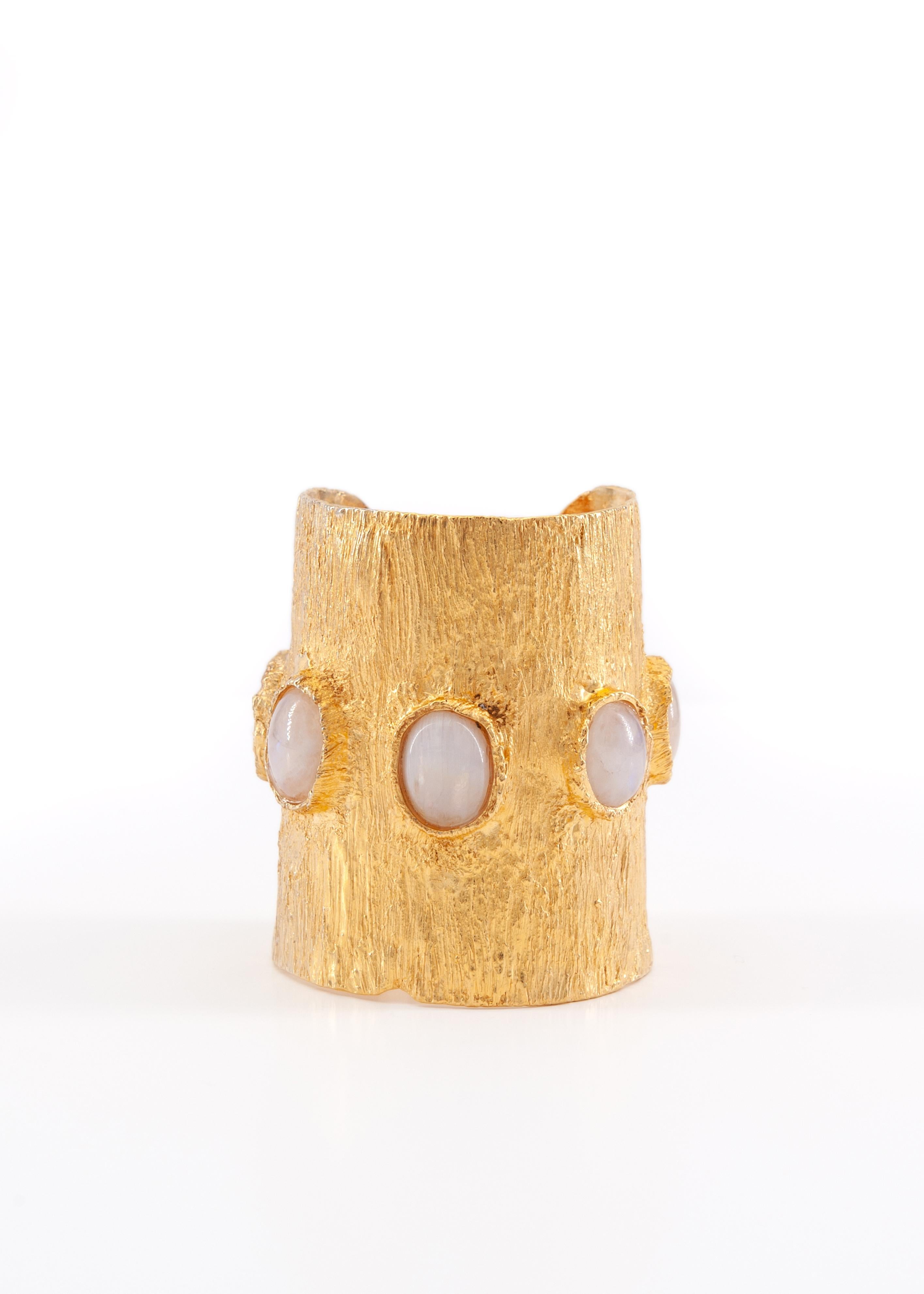 Collar Colección Nupcial
Bronce dorado 
Fundición a la cera perdida hecha a mano
Bronce chapado en oro de 24 quilates por todas partes
Pieza única 
España 