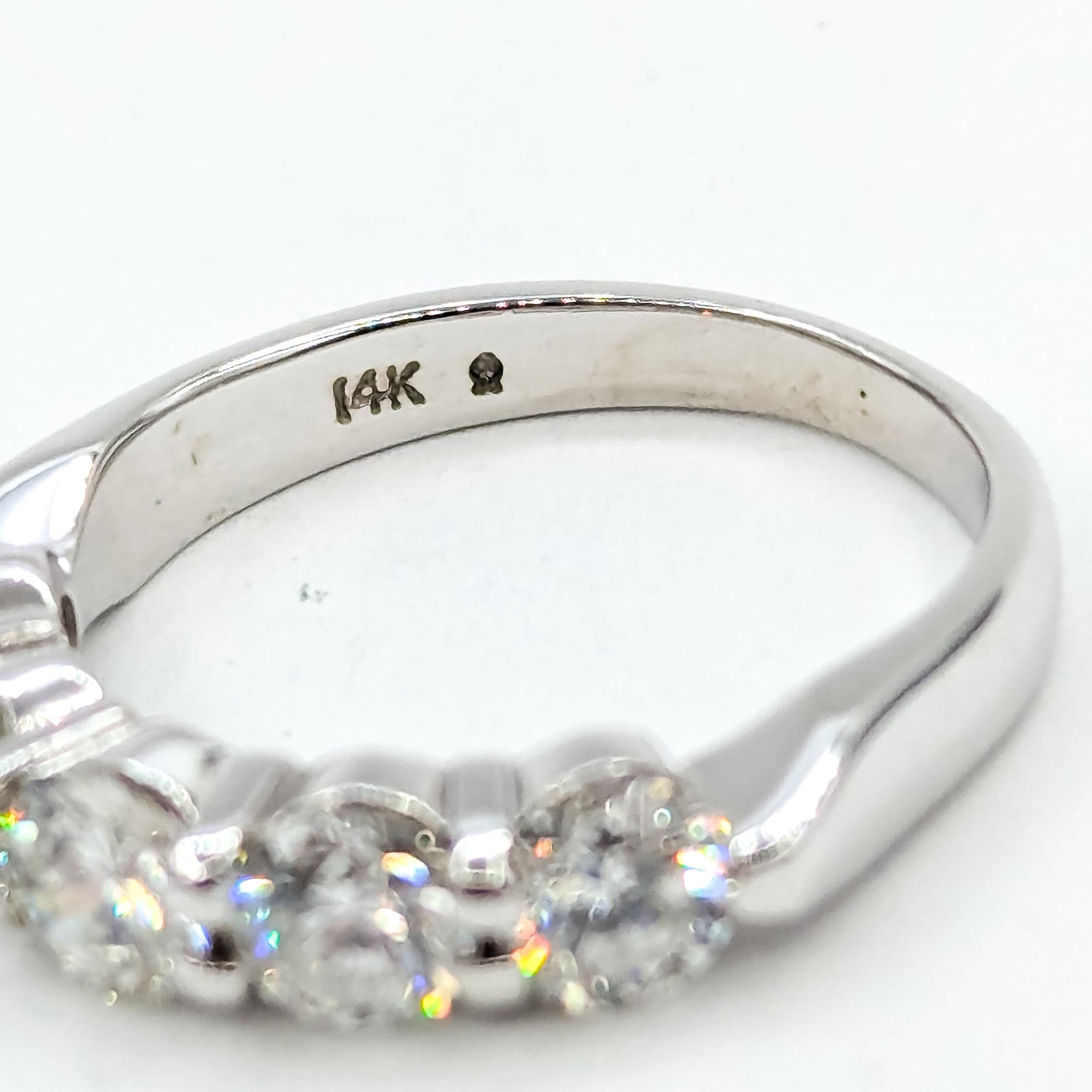 Fascia nuziale con diamanti in oro bianco 14 carati in vendita 5