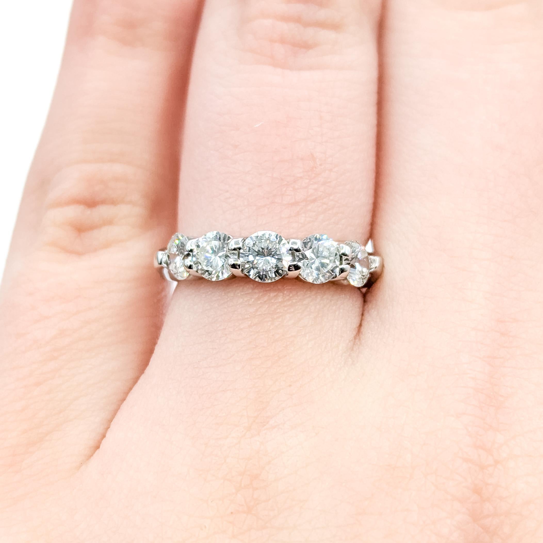 Donna Fascia nuziale con diamanti in oro bianco 14 carati in vendita