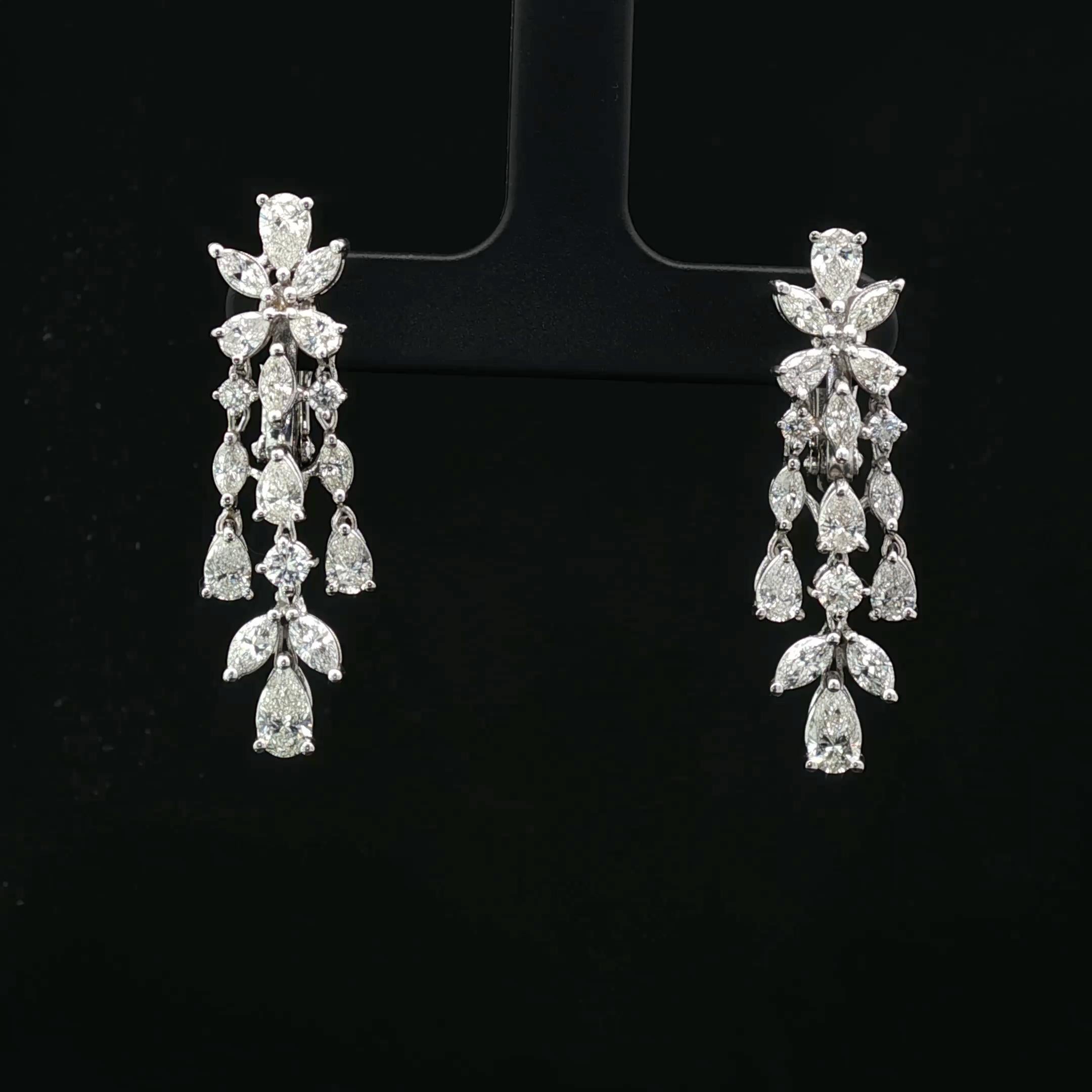 Sofisticados pendientes de novia de oro blanco de 18 quilates con una cautivadora combinación de diamantes en talla redonda, pera y marquesa que irradian brillo desde todos los ángulos.
Detalles: Peso neto 9.03 g  Peso del diamante 3,690ct  Color