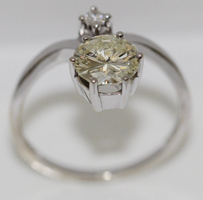 Luxurious diamond ring. 14k white gold.

Set with great solitaire of high quality.

Size: At least 1.22 carat
Color: I-K
Clarity: IF
Cut: Very good

Additionally set with a small diamond.

The solitaire looks more yellowish in the photos than in