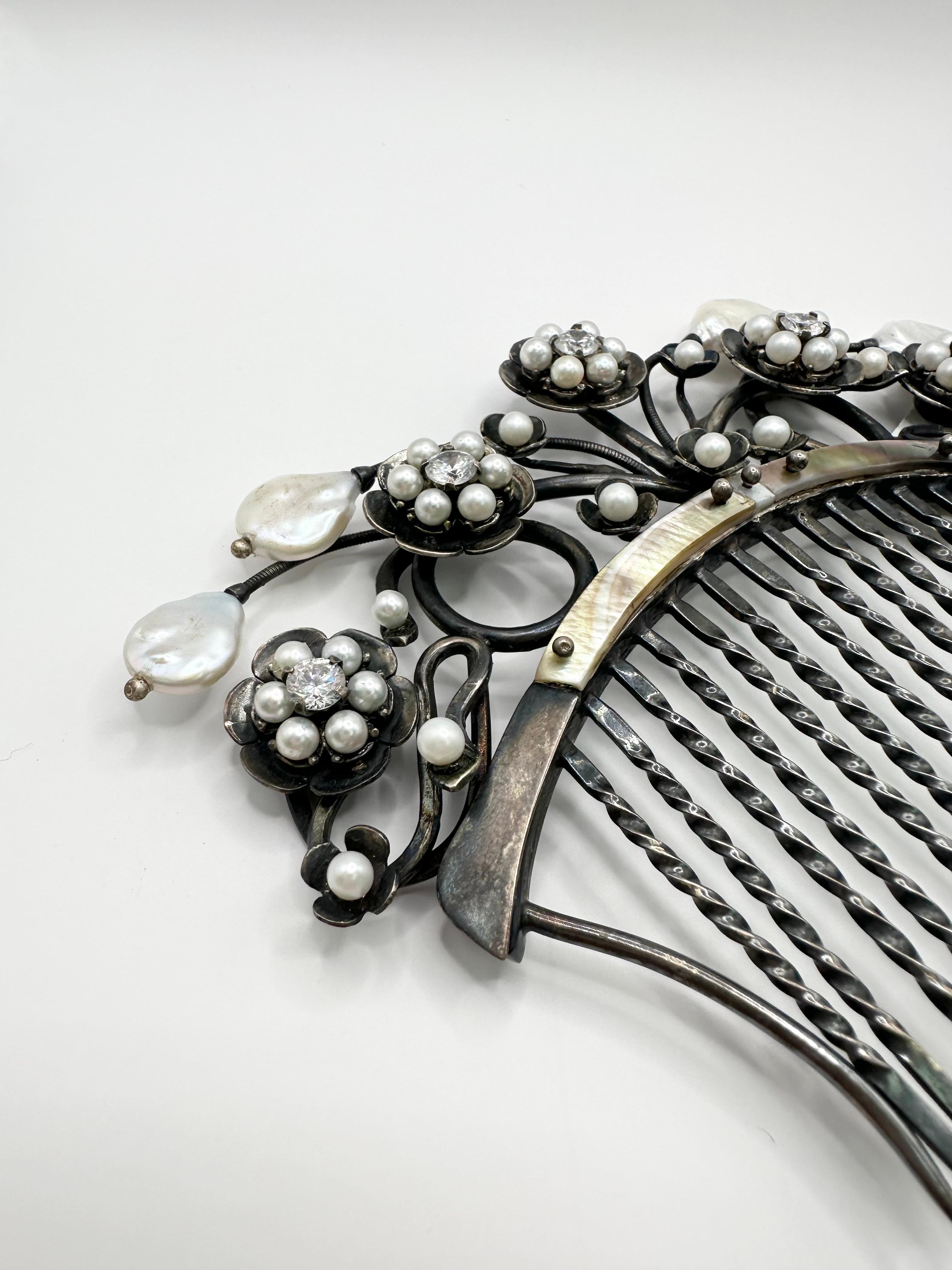 Handgefertigtes Brautmodenschmuck aus Silber und Perlen (Rundschliff) im Angebot