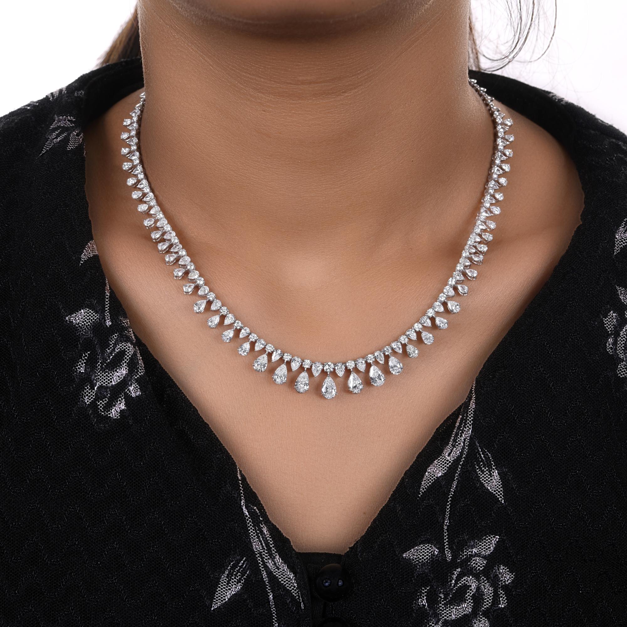 Collana da sposa con diamanti naturali a forma multipla da 14,02 carati in oro bianco 14 carati. 
Questa collana presenta una serie di gocce di diamanti a forma di pera e di diamanti rotondi taglio brillante graziosamente disposti a formare una