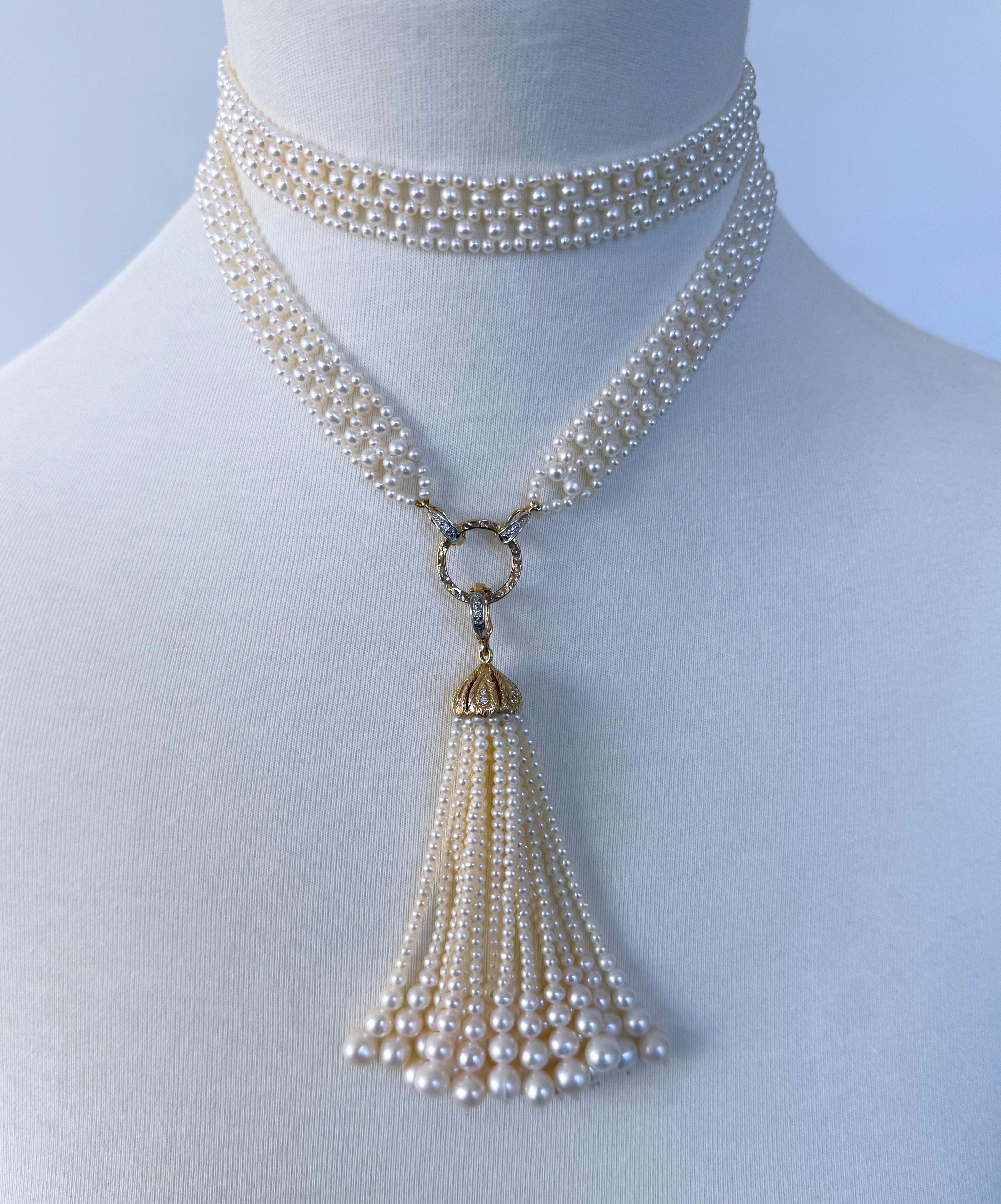 Magnifique pièce réalisée par Marina J. Ce Sautoir est composé de perles de rocaille au lustre doux, tissées de manière complexe pour former un motif fin, semblable à de la dentelle. Mesurant 26,5 pouces de long sans le pompon, les deux extrémités