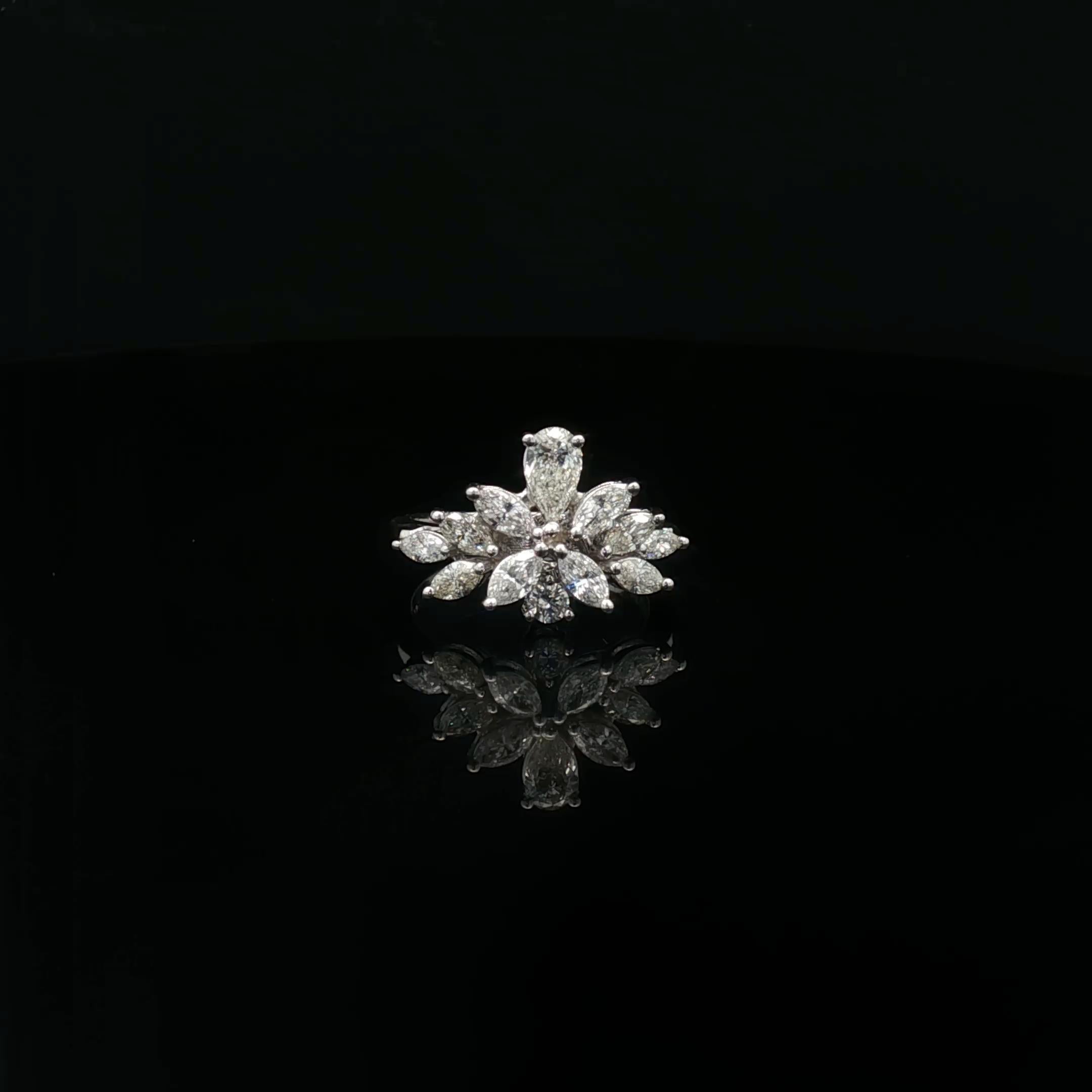 Un espectacular anillo de novia de oro blanco de 18 quilates, diseñado con una artesanía excepcional y adornado con diamantes brillantes de talla redonda, pera y marquesa.
Detalles: Peso neto 4.80 g  Peso del diamante 1,310ct  Color del diamante: