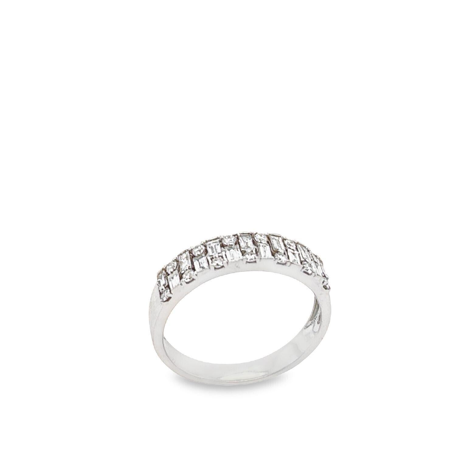 Bague de fiançailles 1ct + alliance 0.55ct en or blanc 18ct Excellent état - En vente à London, GB