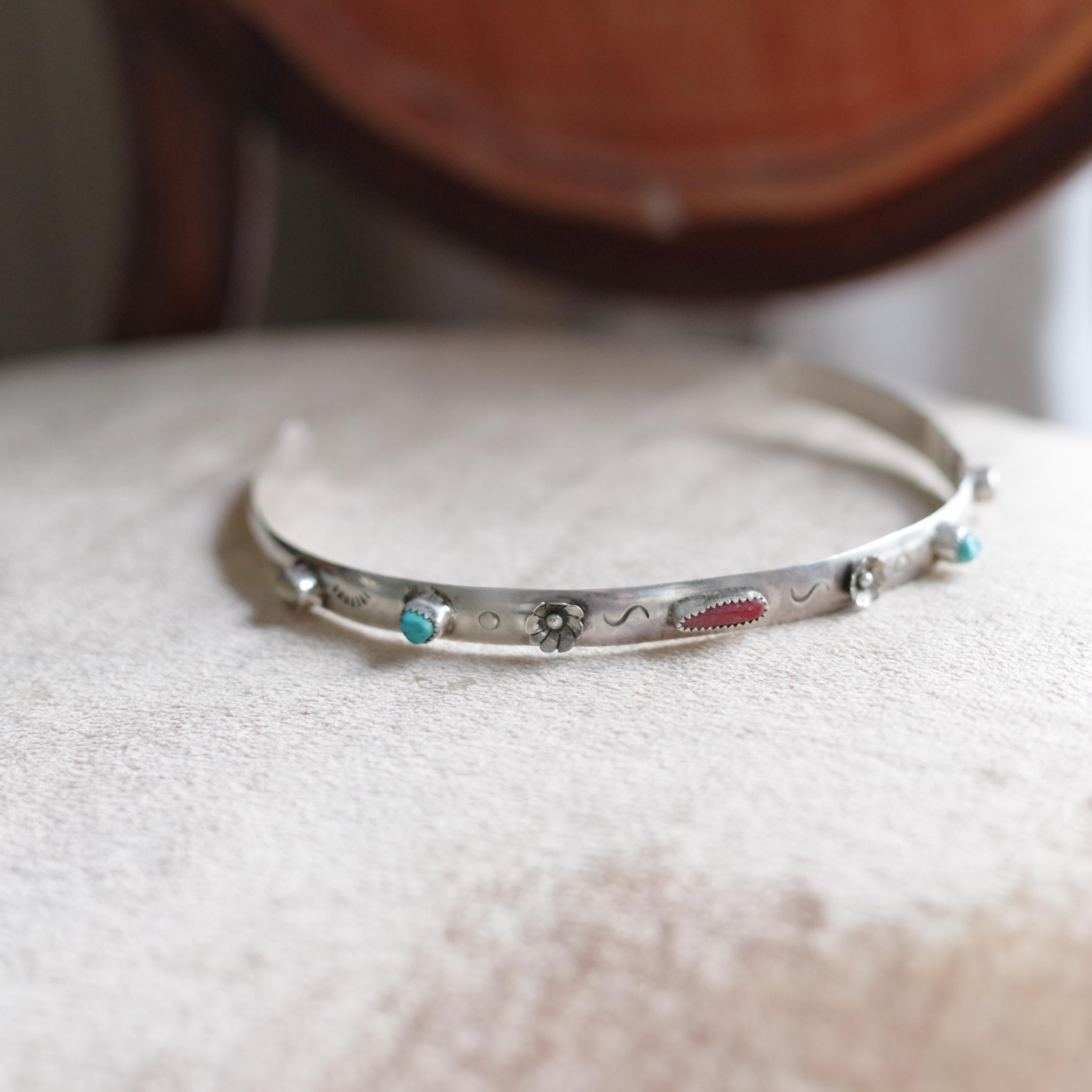 Si tratta di un tiara d'argento dei nativi americani eccezionalmente raro, un oggetto che non si trova quasi mai sul mercato e che occupa uno spazio affascinante tra l'ornamento cerimoniale e l'ornamento personale. Il pezzo è splendidamente lavorato