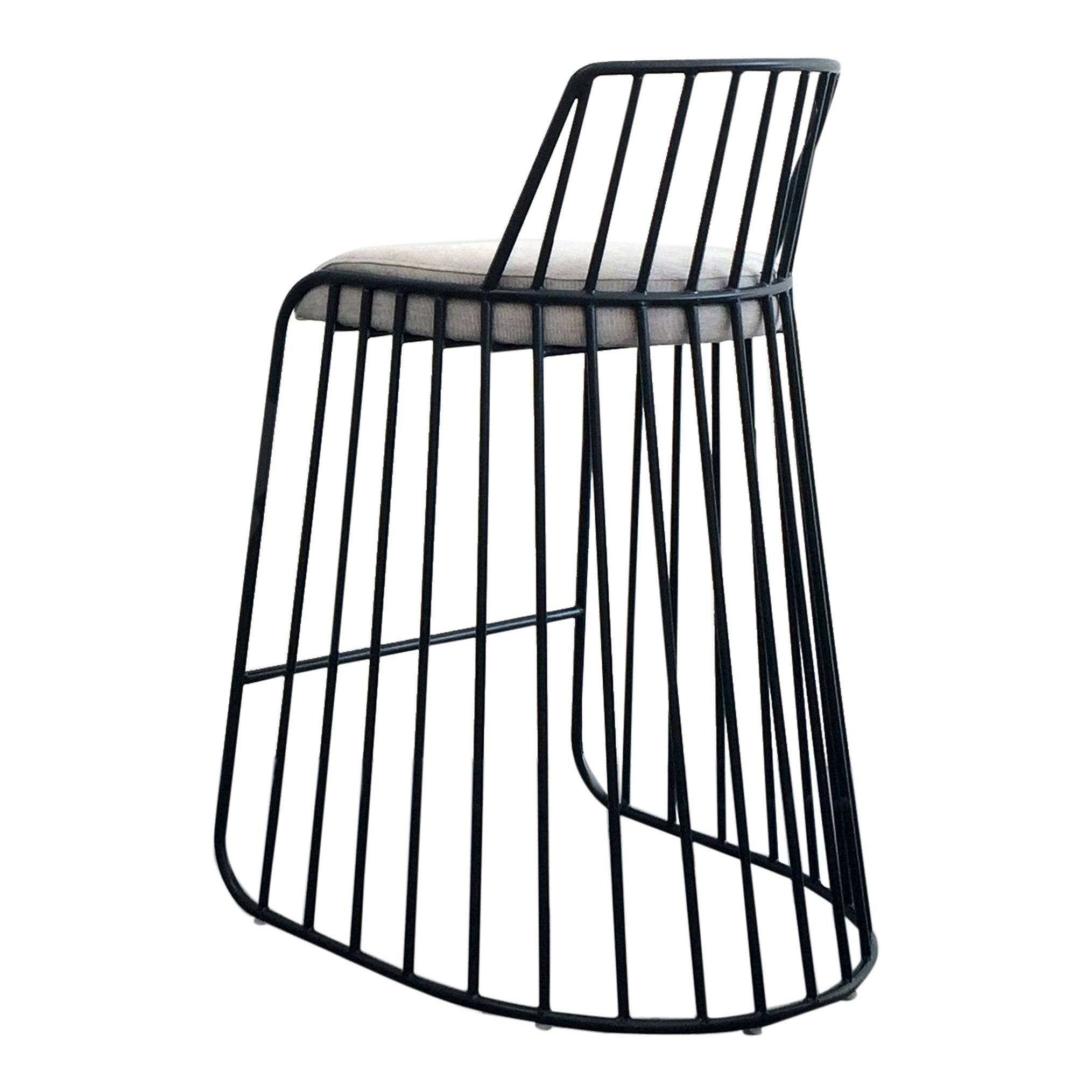 Sgabello da bar con schienale Bride's Veil di Phase Design, verniciatura a polvere 'Nero o Bianco'.