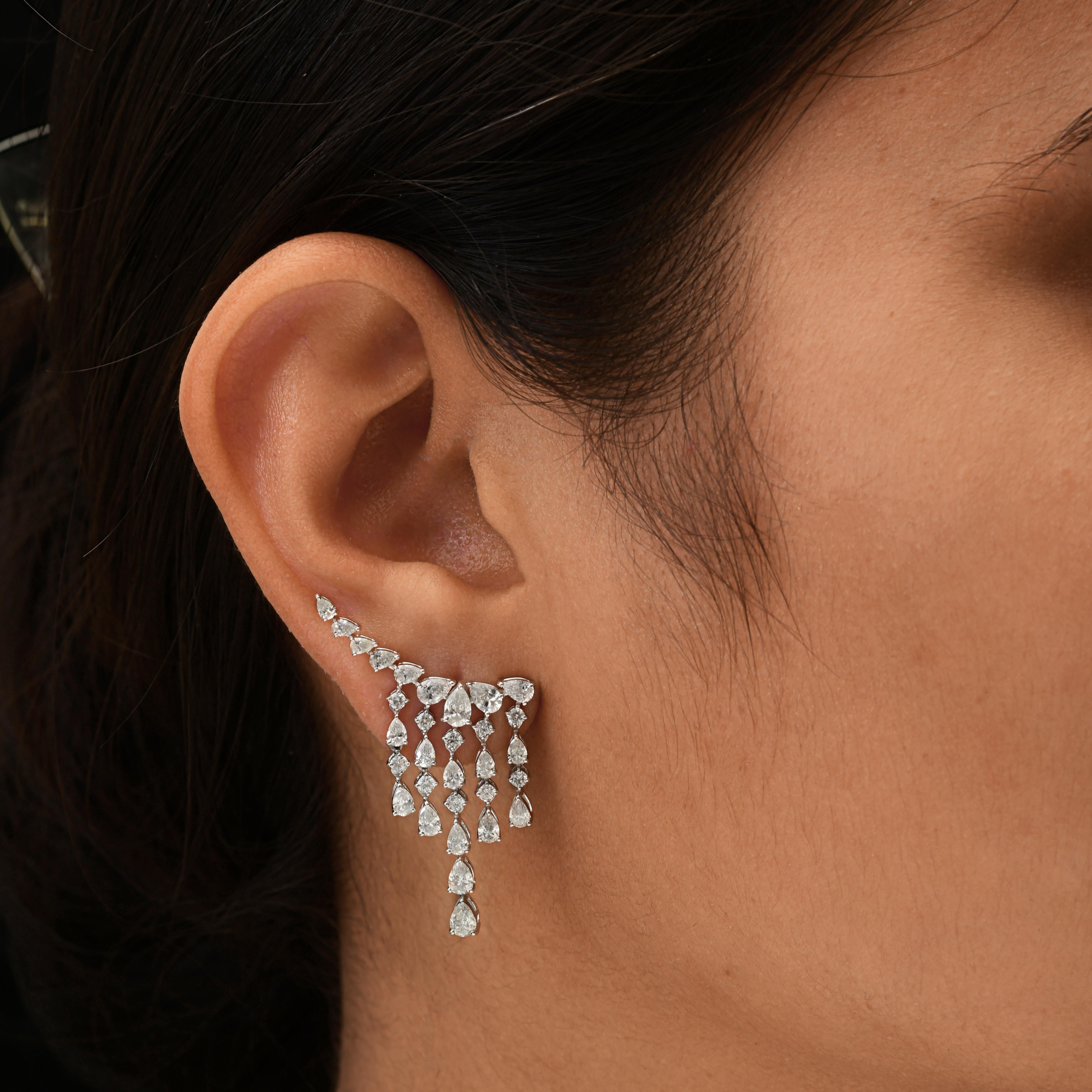 Orecchini a goccia da damigella d'onore in oro bianco 14 carati con diamante naturale da 3,95 carati 
Questo design di spicco è caratterizzato da più livelli di diamanti a cascata con il classico stile lampadario, tipicamente caratterizzato da un