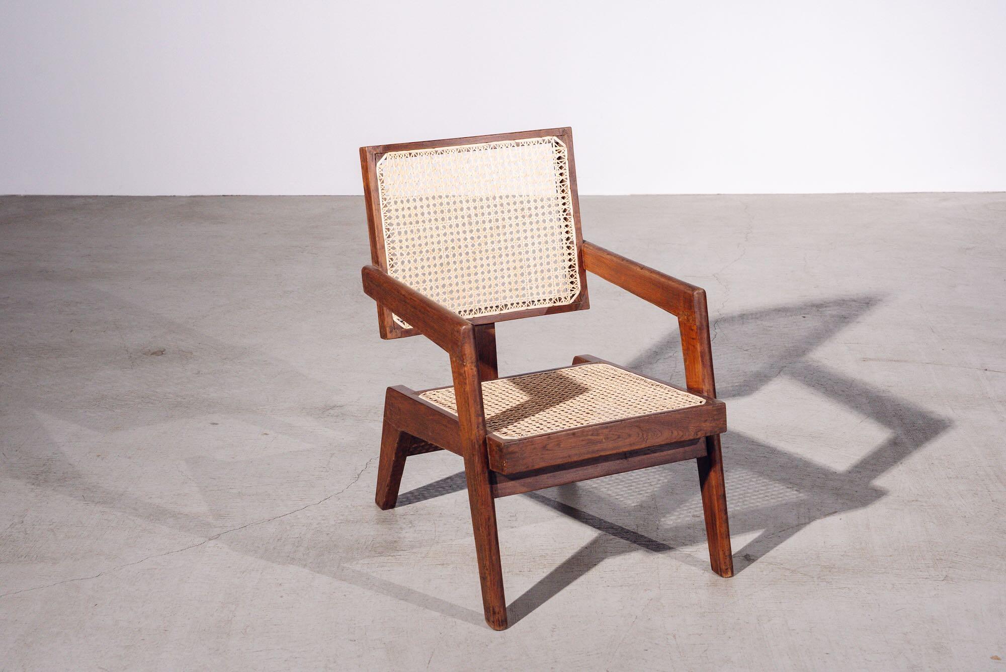 Ein authentisches Stück aus der Mitte des Jahrhunderts aus dem legendären Auftrag von Pierre Jeanneret für Chandigarh. Gestell aus Teakholz mit handgeflochtener Sitzfläche und Rückenlehne aus Bambus-Rattan.

Schreiben : M.D.U./LIB-64 (Maharshi